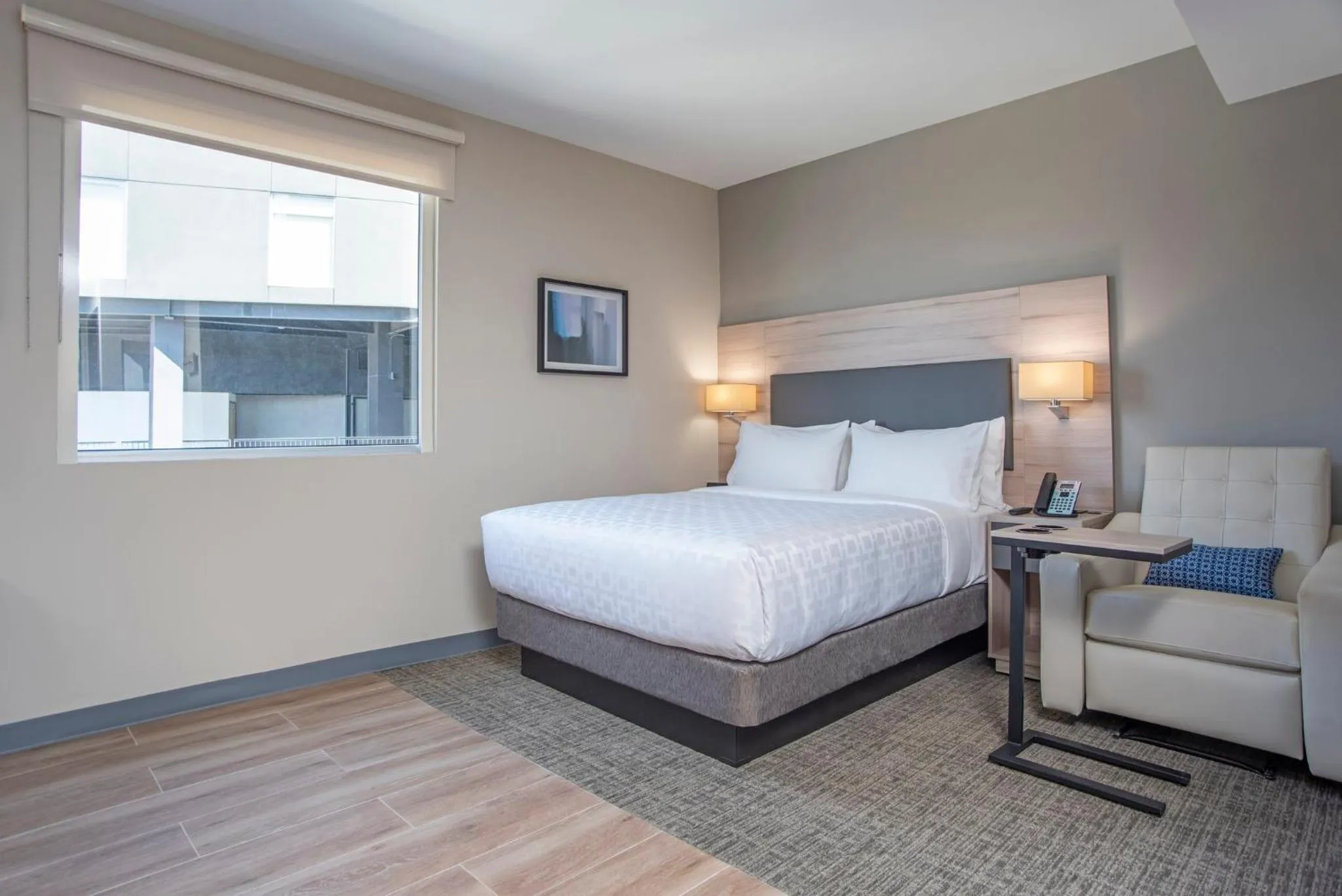 Photo of the whole room, Bed in Candlewood Suites - Guadalajara Galerias by IHG