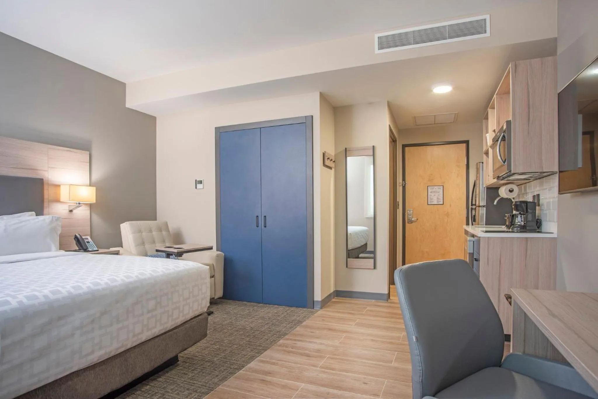 Photo of the whole room, Bed in Candlewood Suites - Guadalajara Galerias by IHG