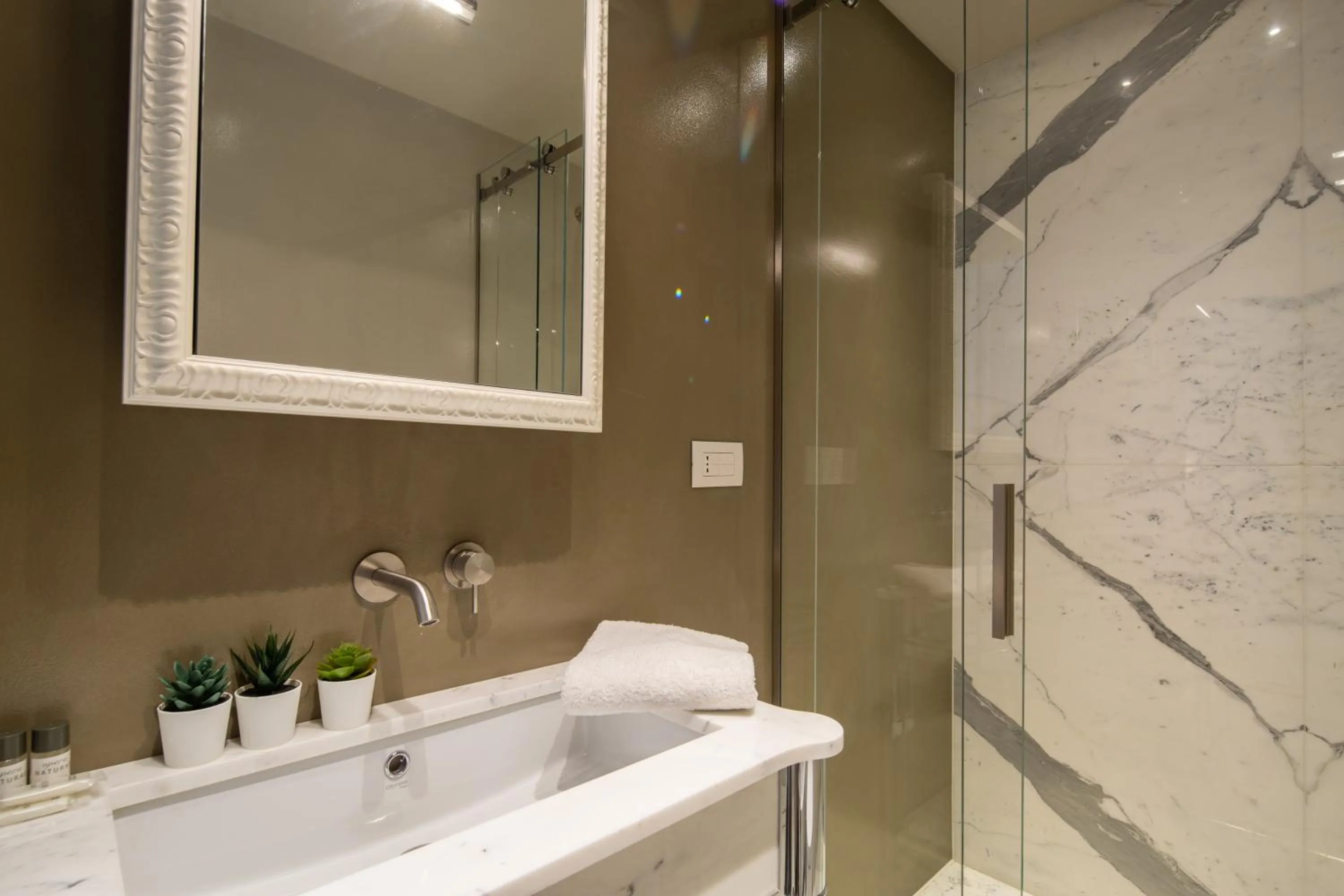 Shower in Florence Luxury Apartment al Duomo by Mmega