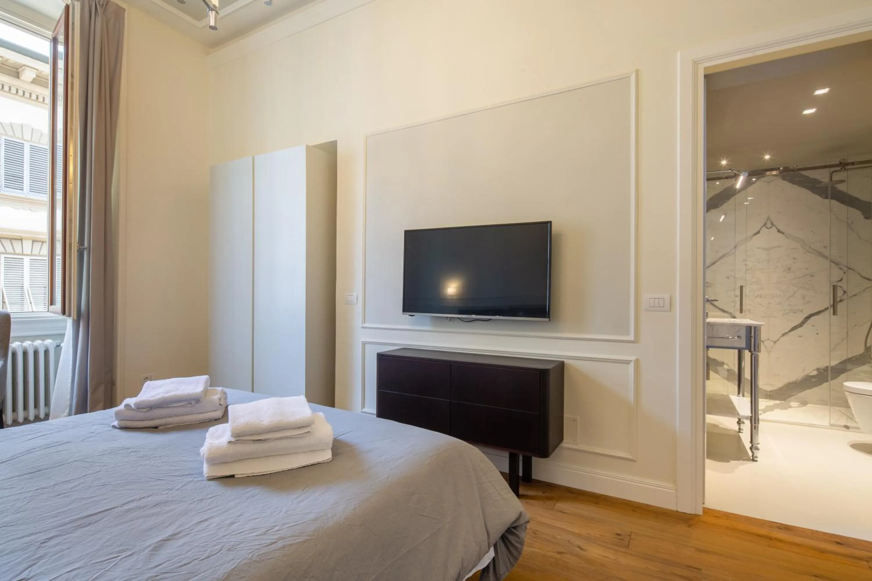 Bed in Florence Luxury Apartment al Duomo by Mmega