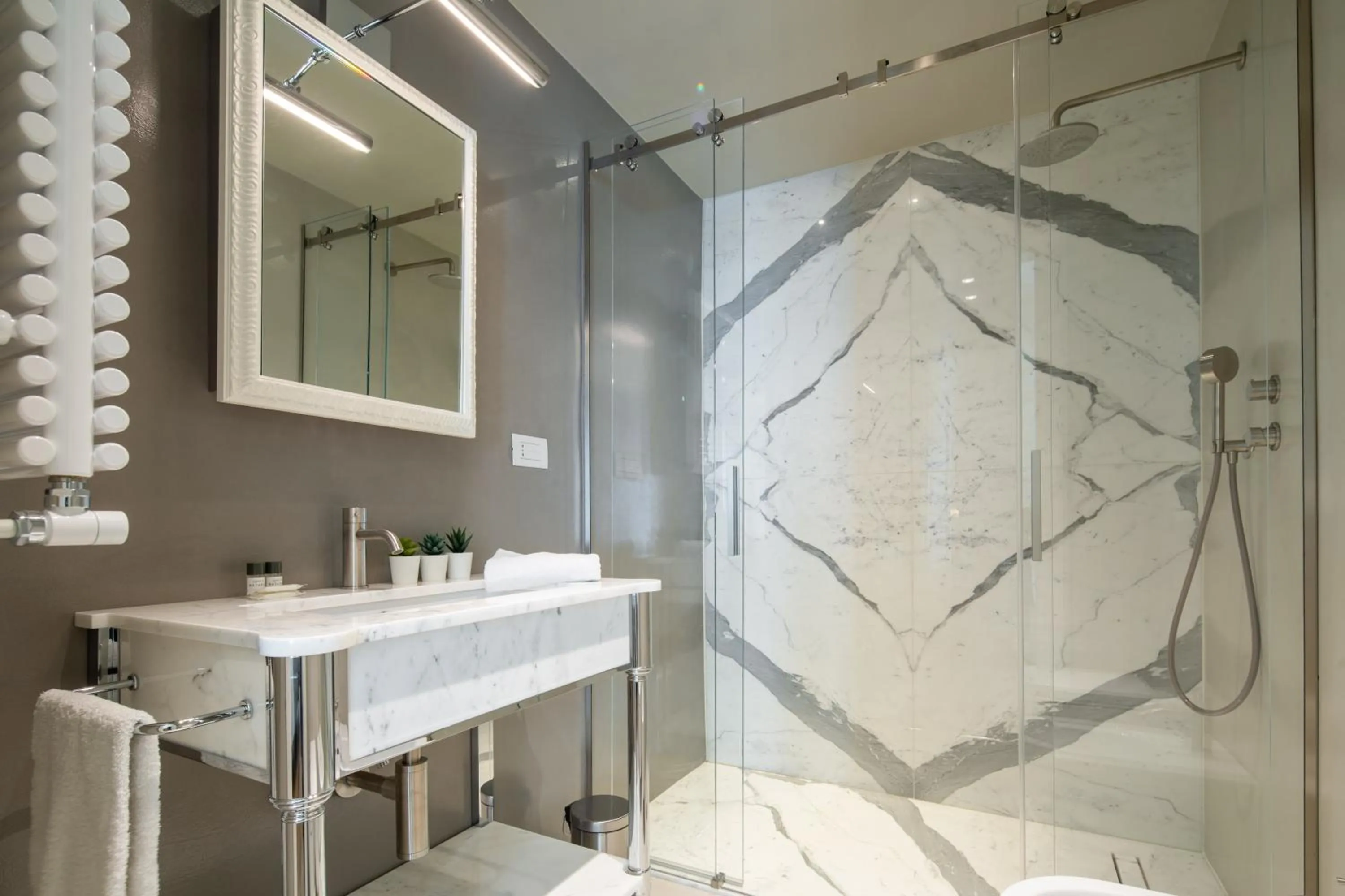 Shower in Florence Luxury Apartment al Duomo by Mmega
