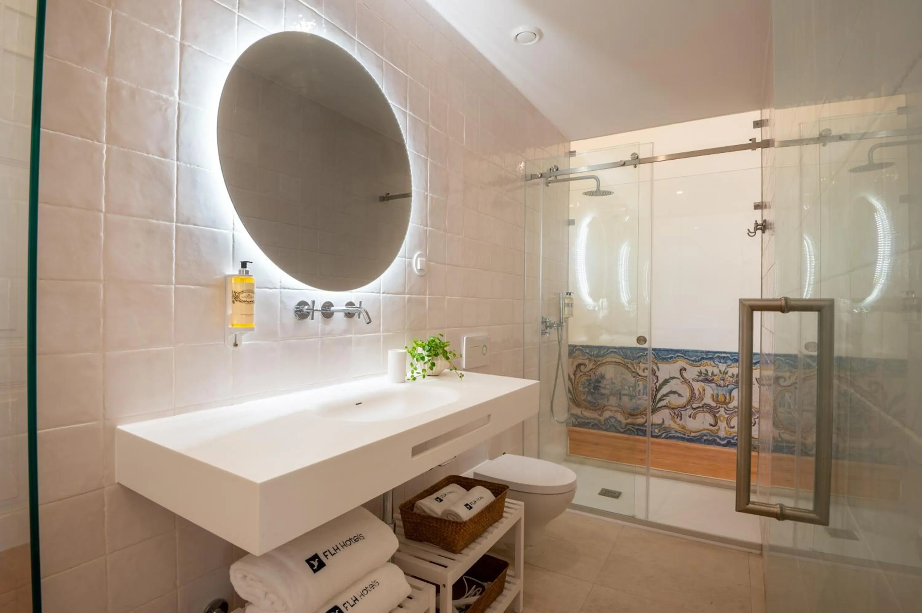 Bathroom in Memoria Lisboa FLH Hotels