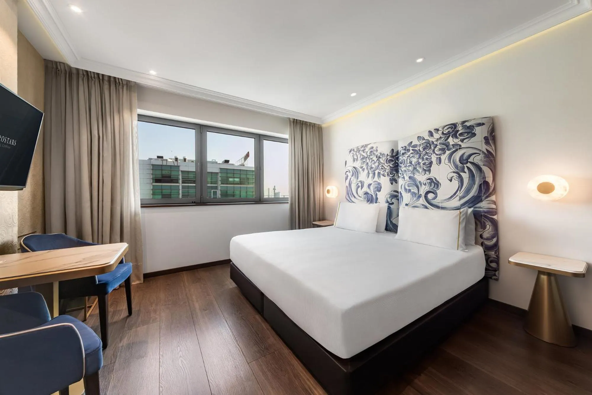 Living room, Bed in Eurostars Universal Lisboa