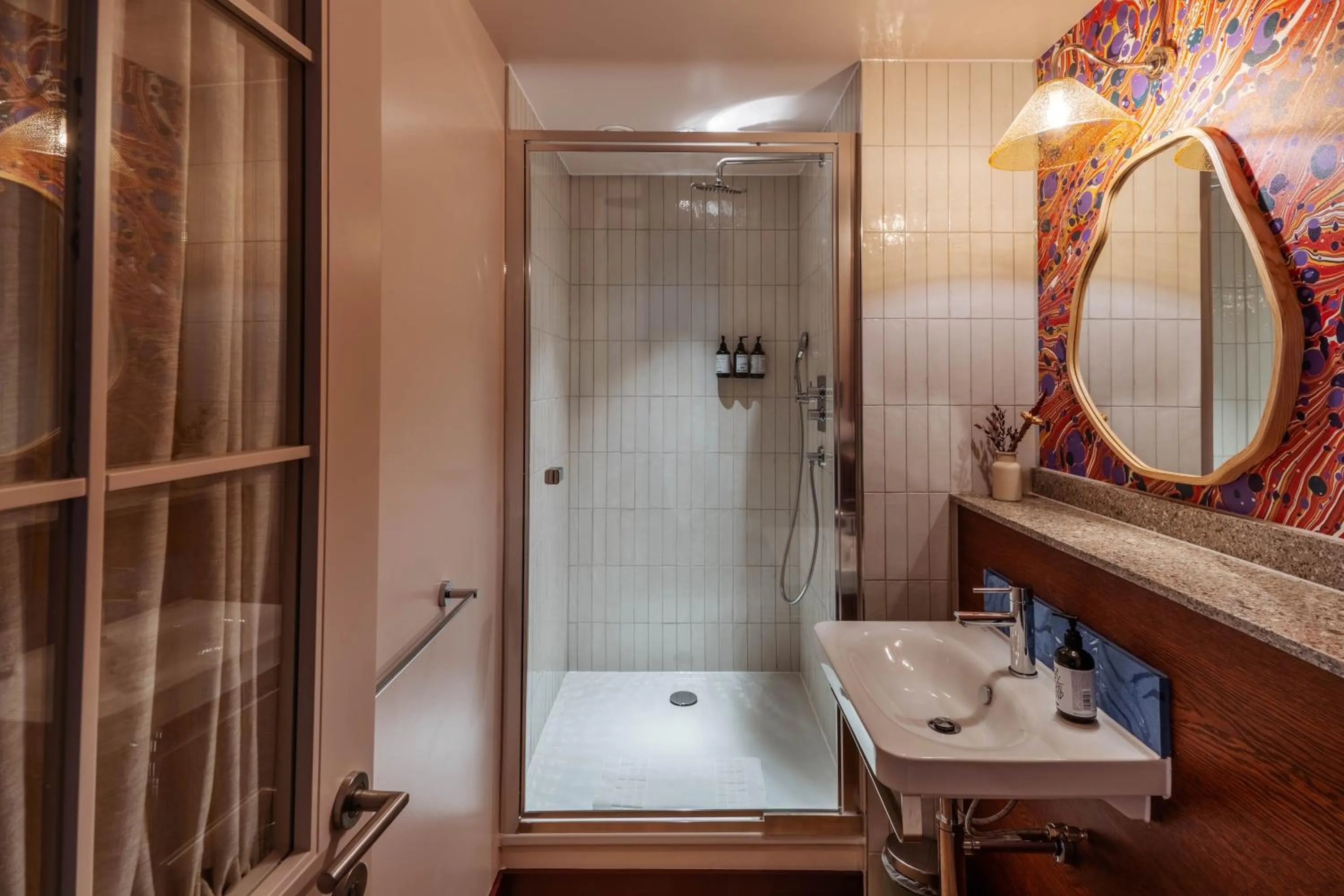 Bathroom in room2 London Chiswick Hometel