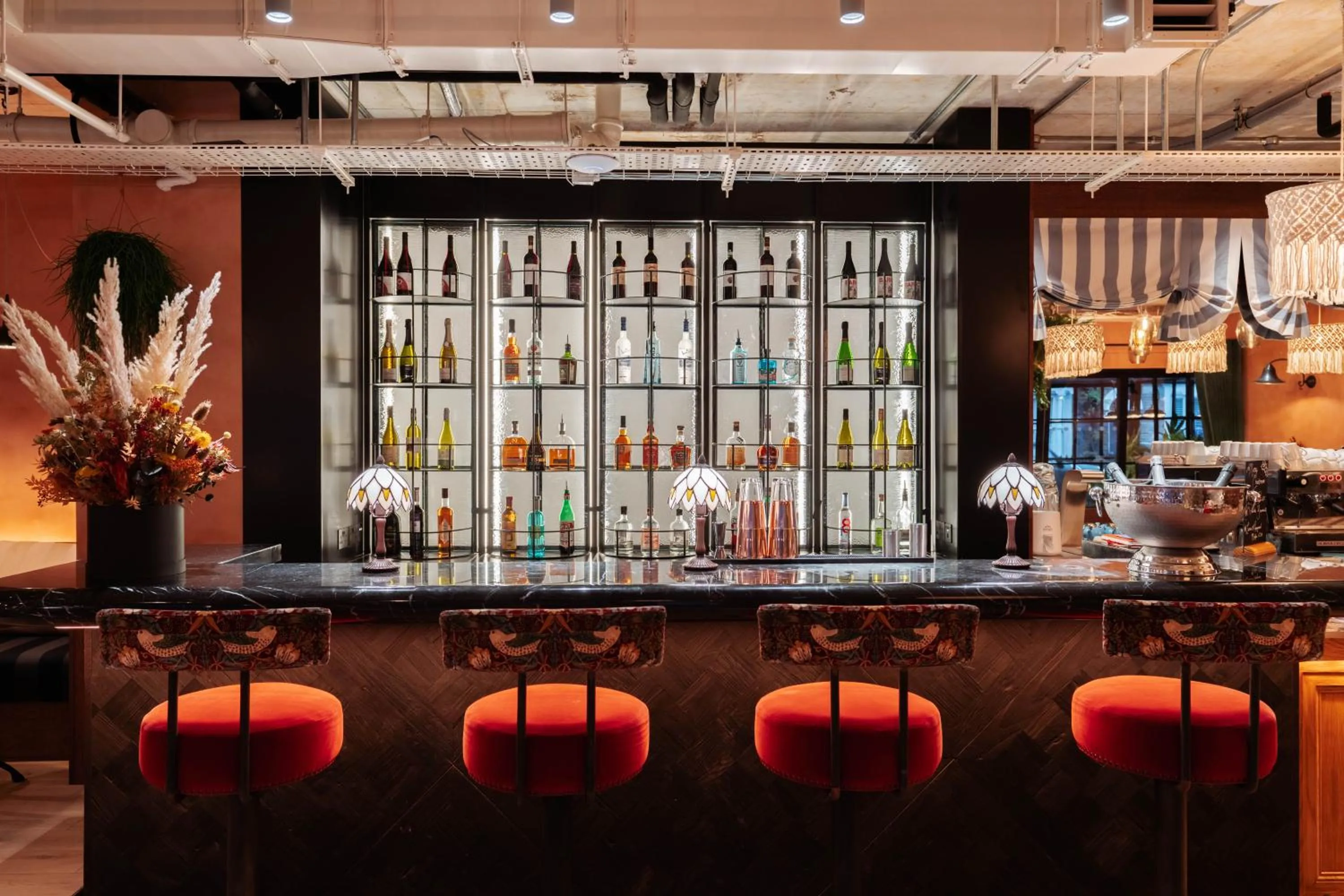 Lounge or bar in room2 London Chiswick Hometel