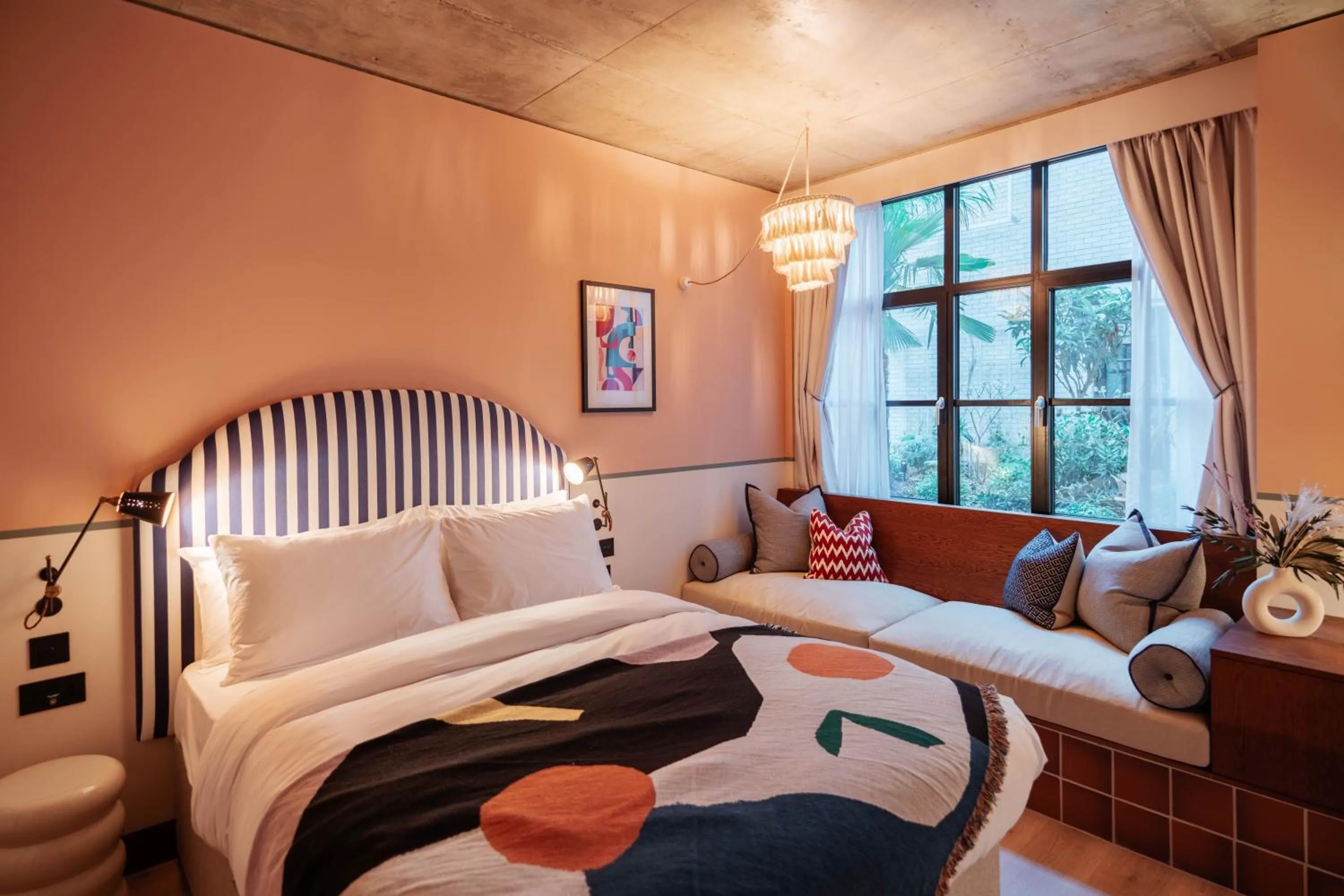 Seating area, Bed in room2 London Chiswick Hometel