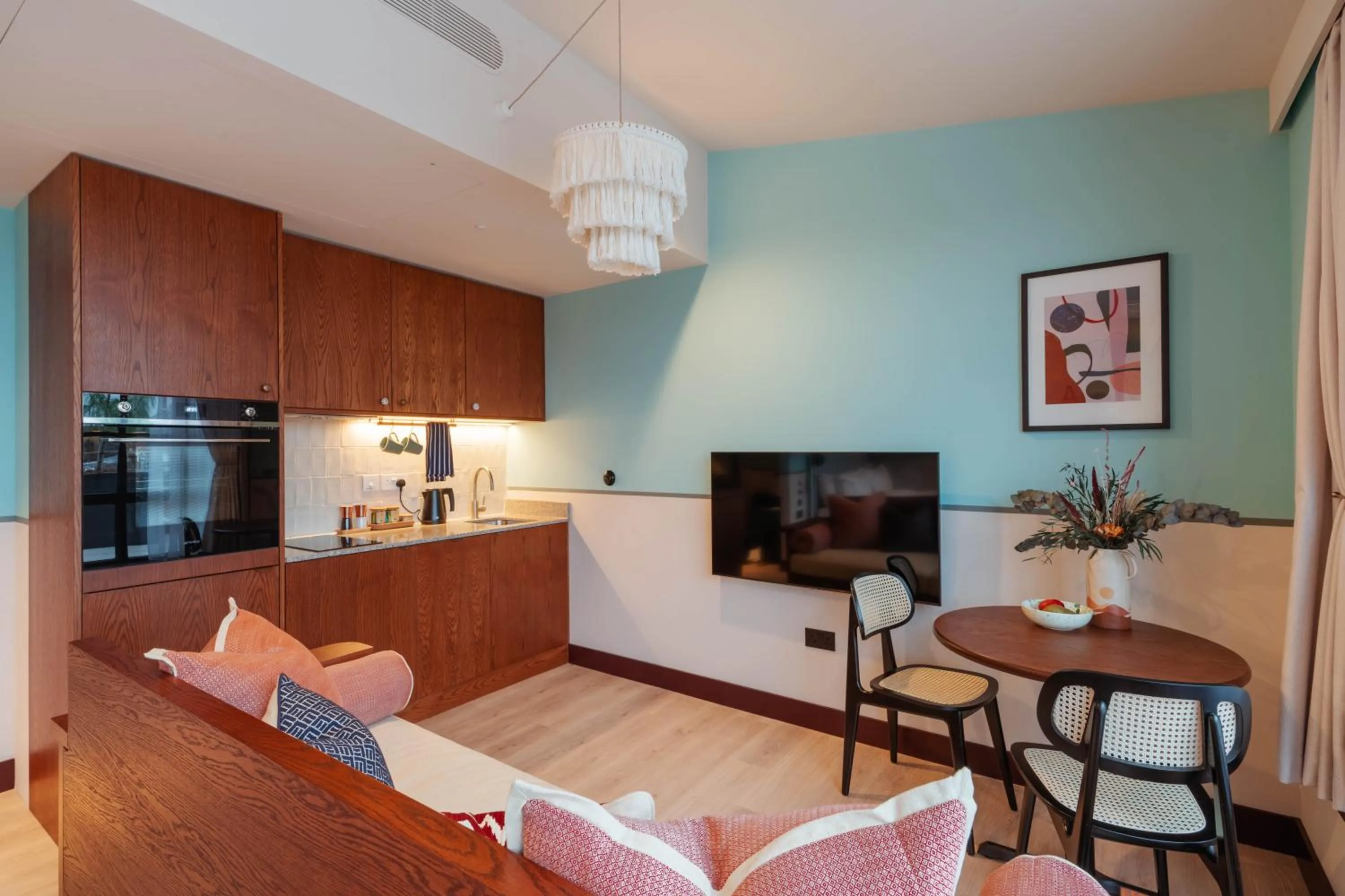 TV and multimedia in room2 London Chiswick Hometel