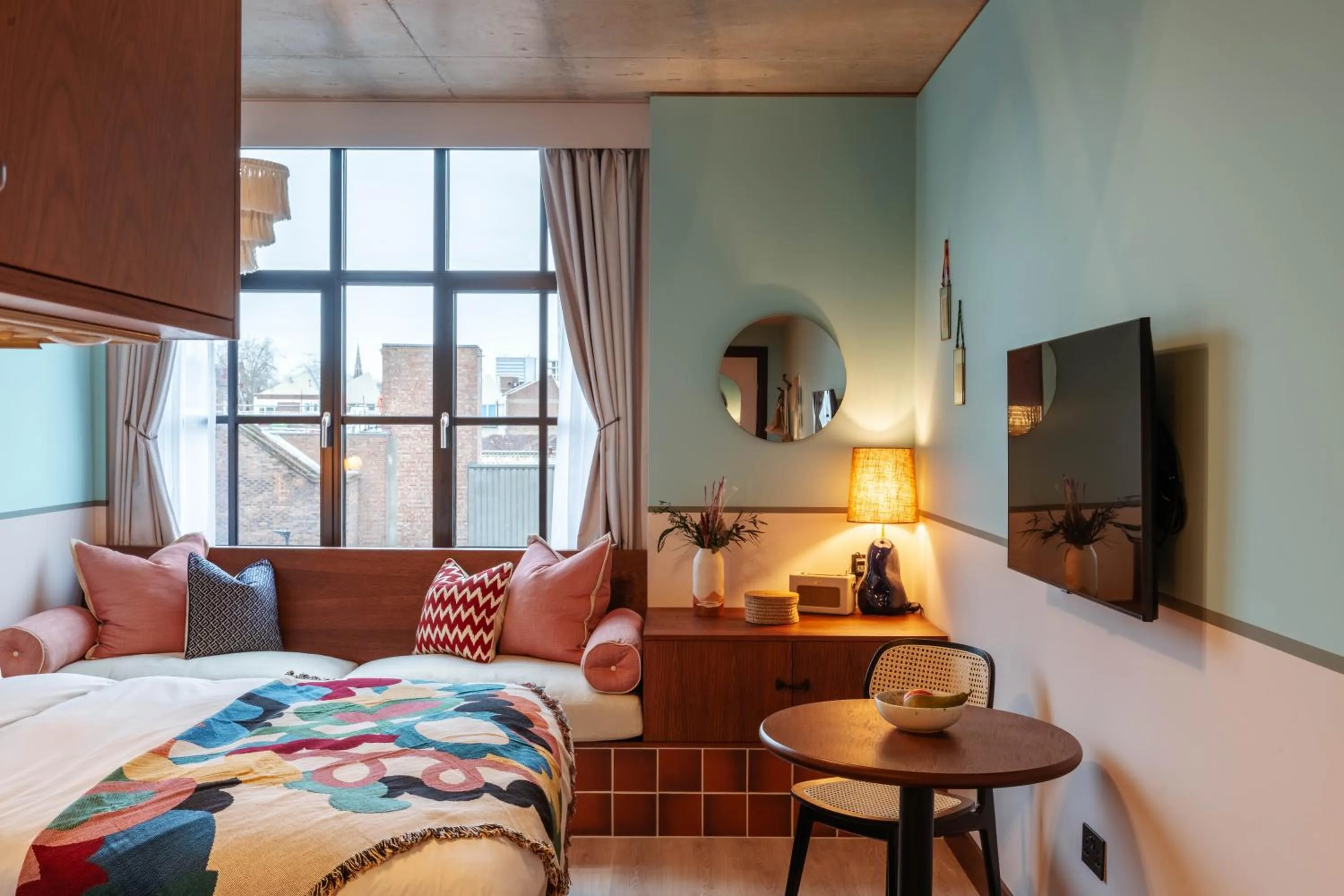 Seating area, Bed in room2 London Chiswick Hometel