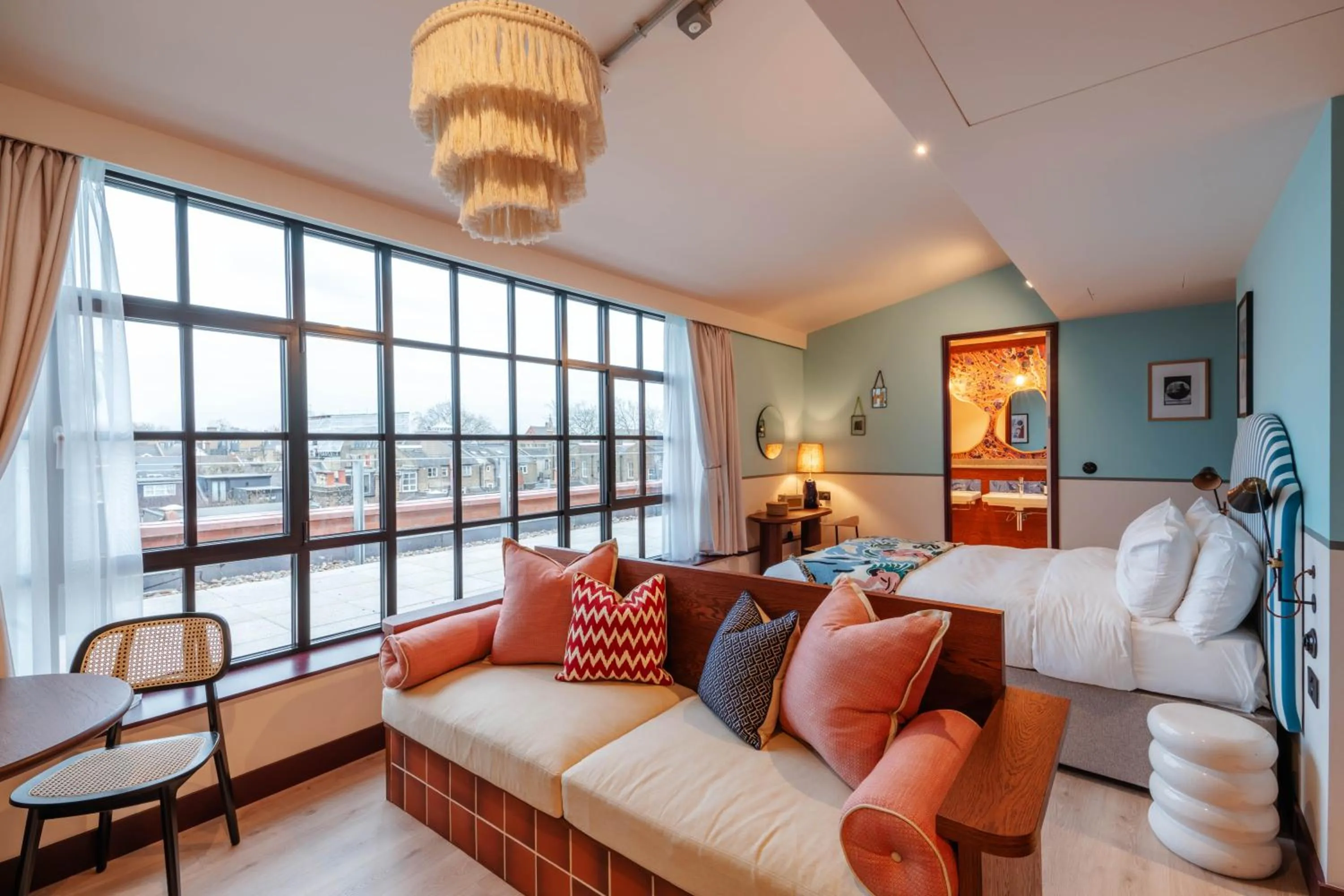 Photo of the whole room in room2 London Chiswick Hometel