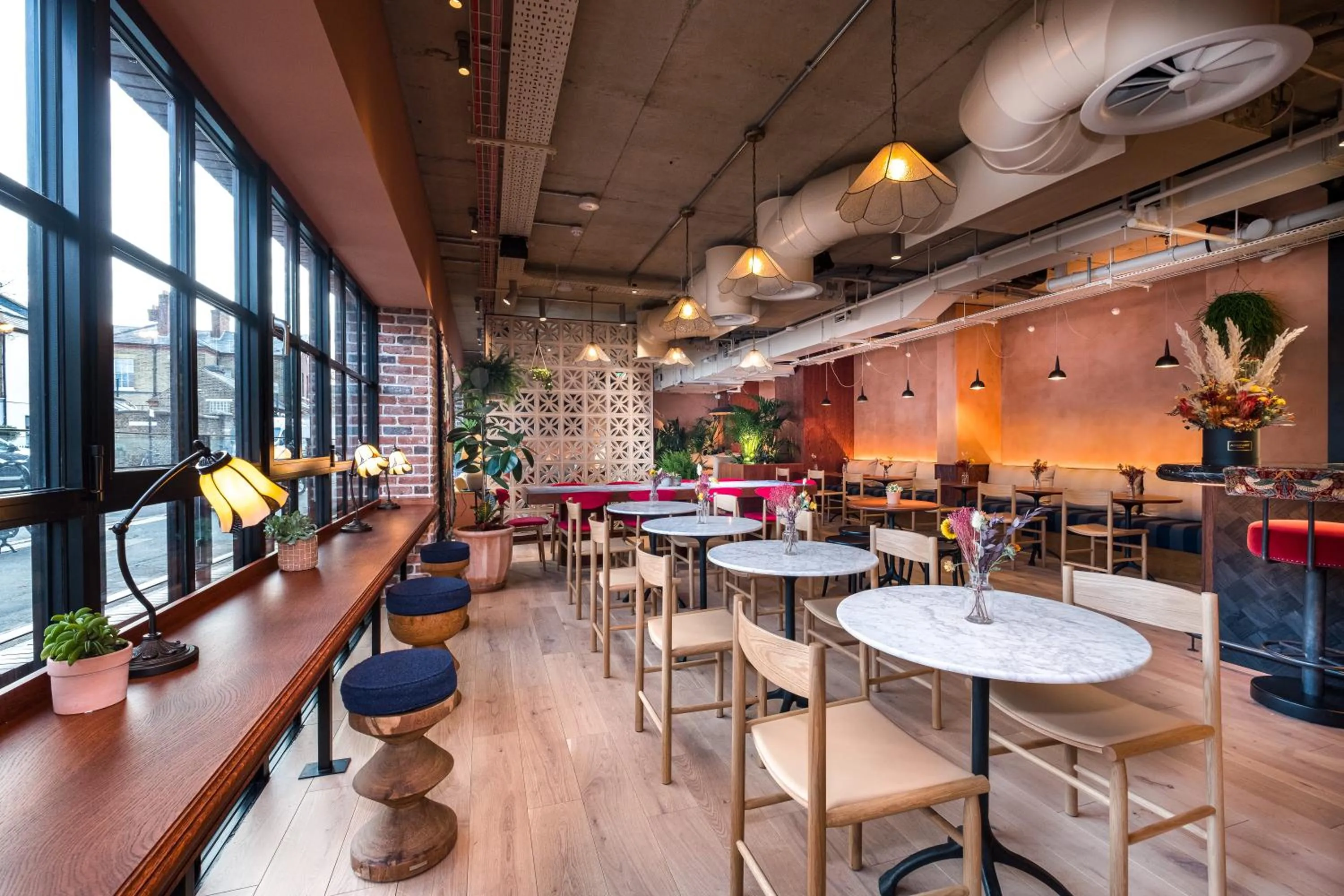 Restaurant/places to eat in room2 London Chiswick Hometel