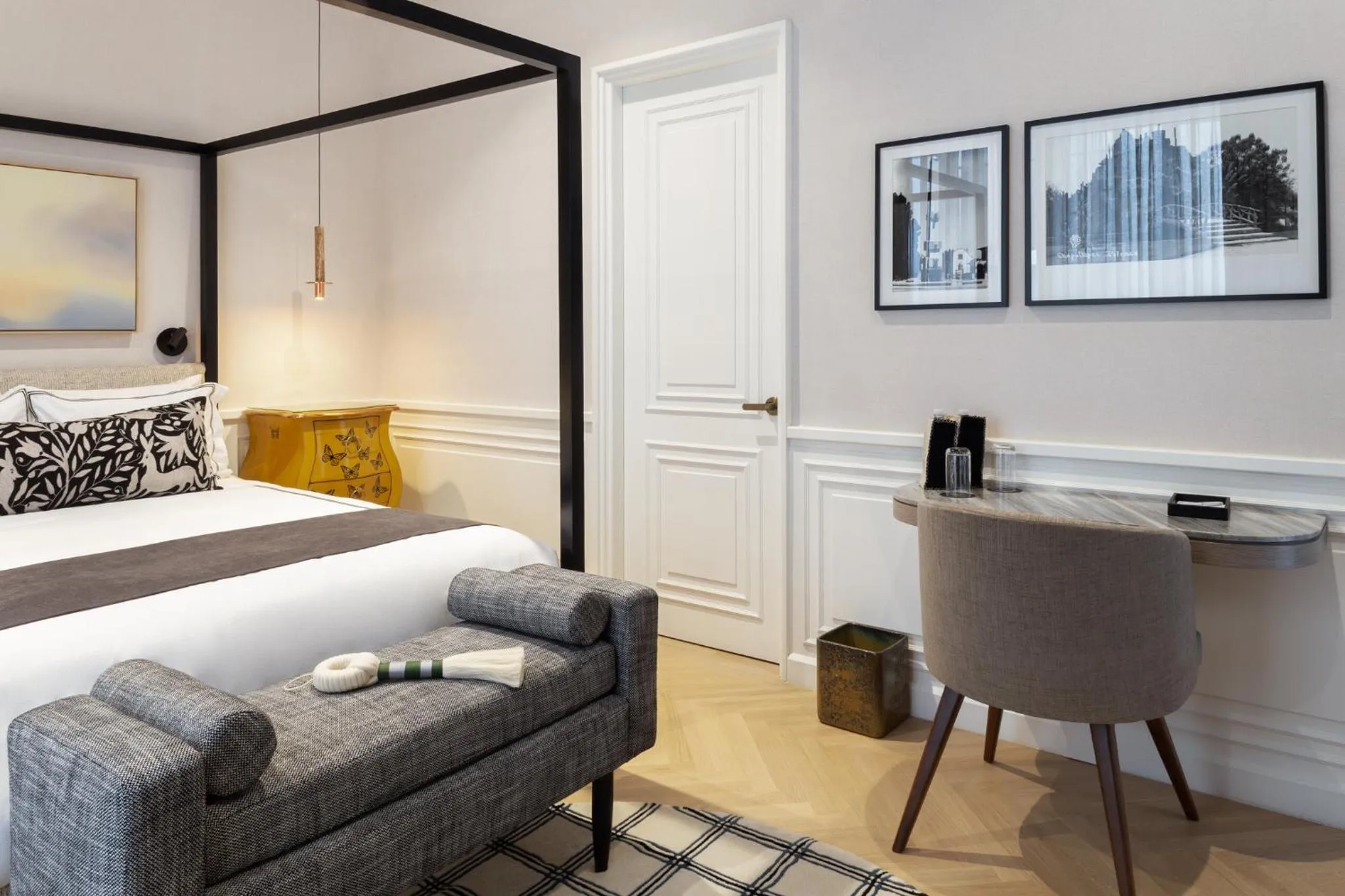 Seating area, Bed in The Alest Hotel