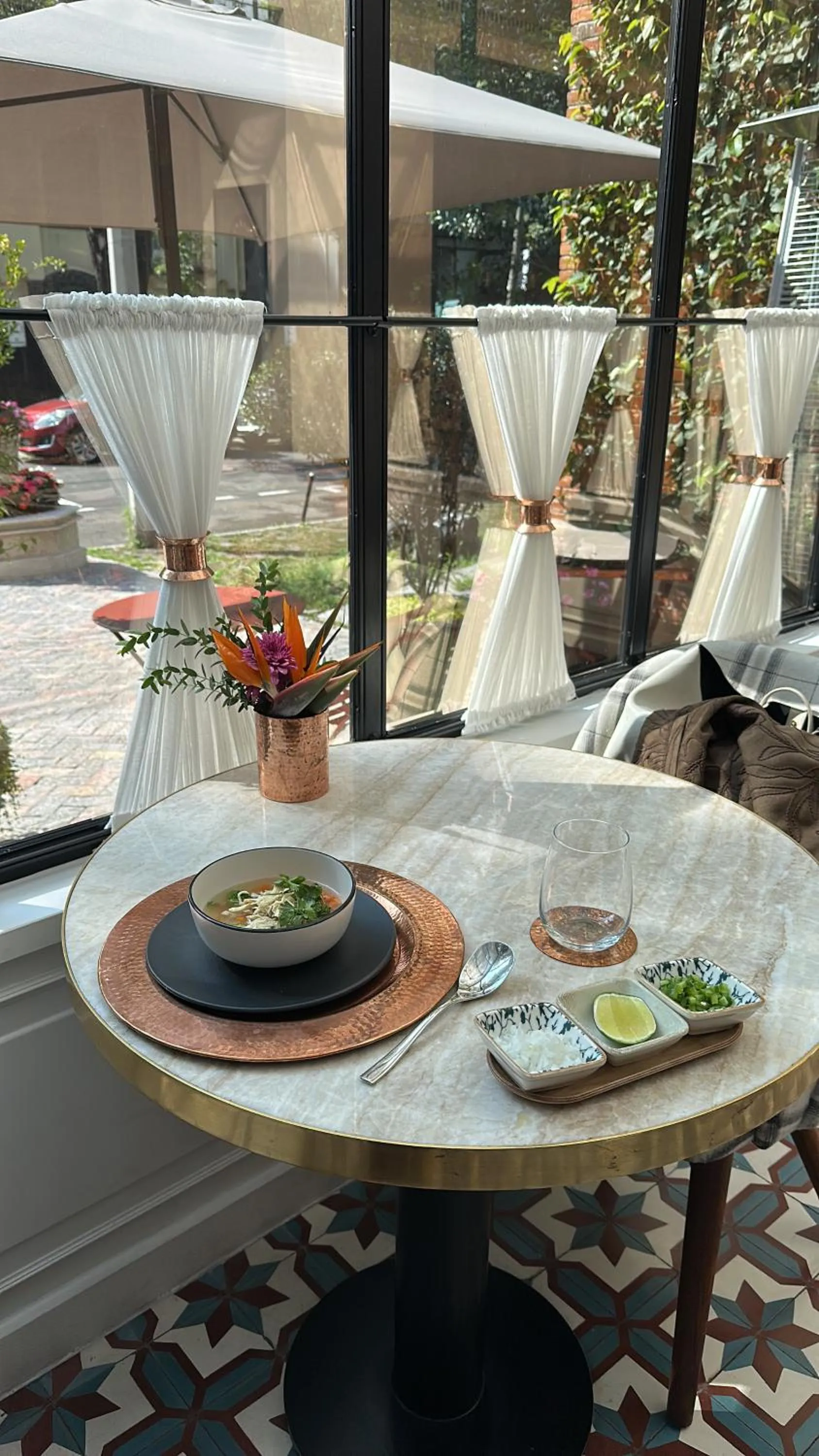 Restaurant/places to eat in The Alest Hotel