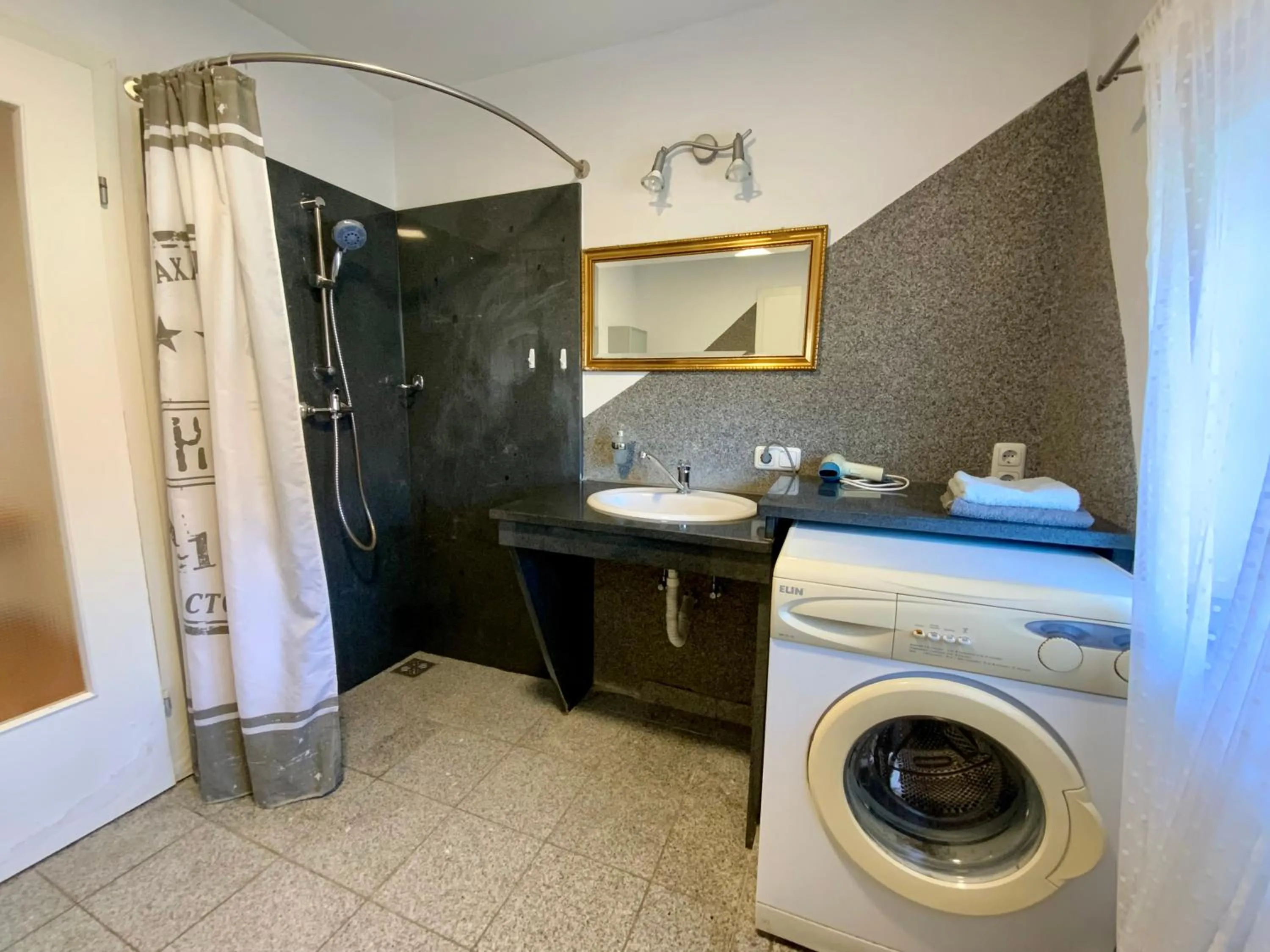 Bathroom in Geinberg Suites & Via Nova Lodges