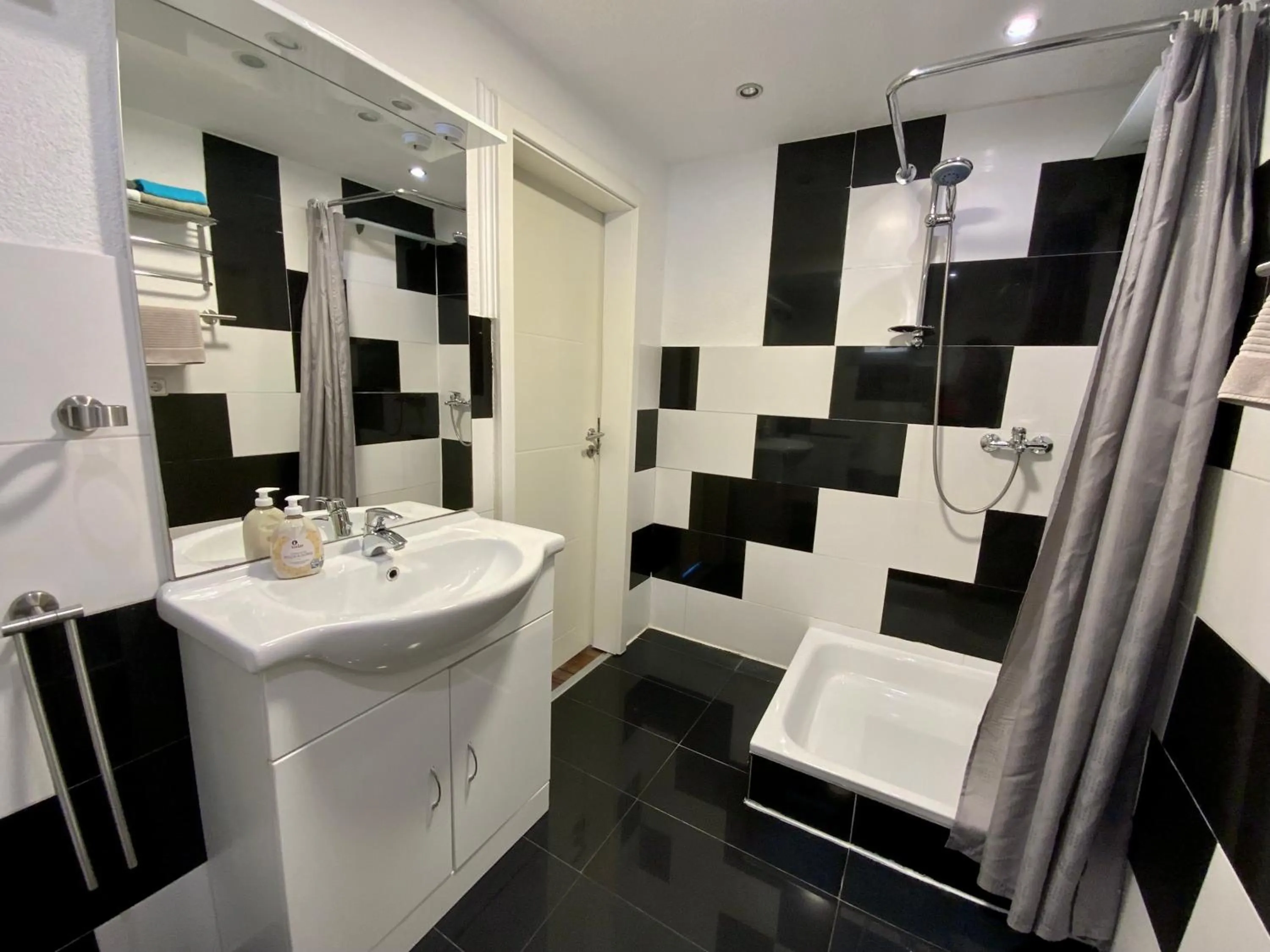 Bathroom in Geinberg Suites & Via Nova Lodges