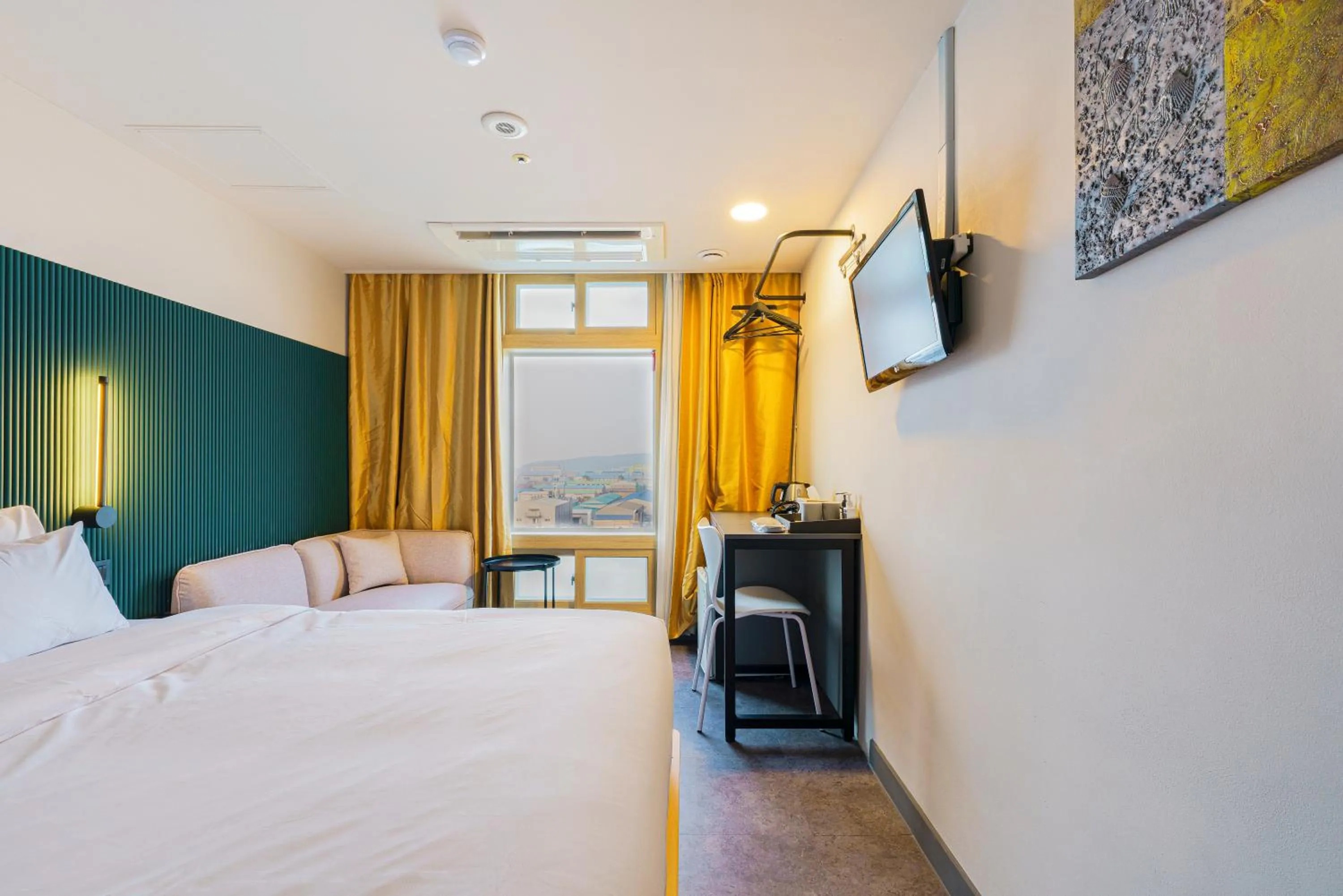 Communal lounge/ TV room, Bed in Little Prince Hotel&Condo