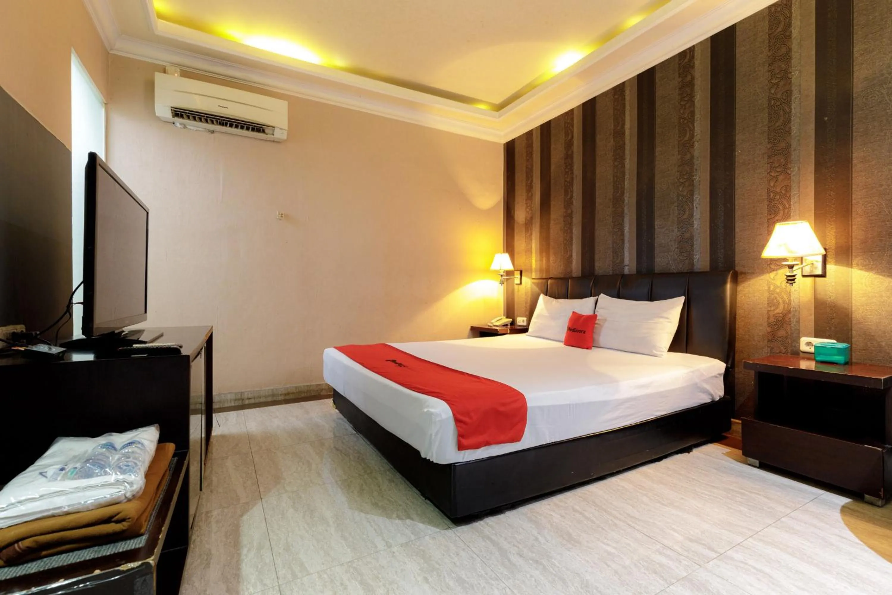 Bedroom, Bed in RedDoorz Plus near Simpang Tiga Tritayasa Cilegon