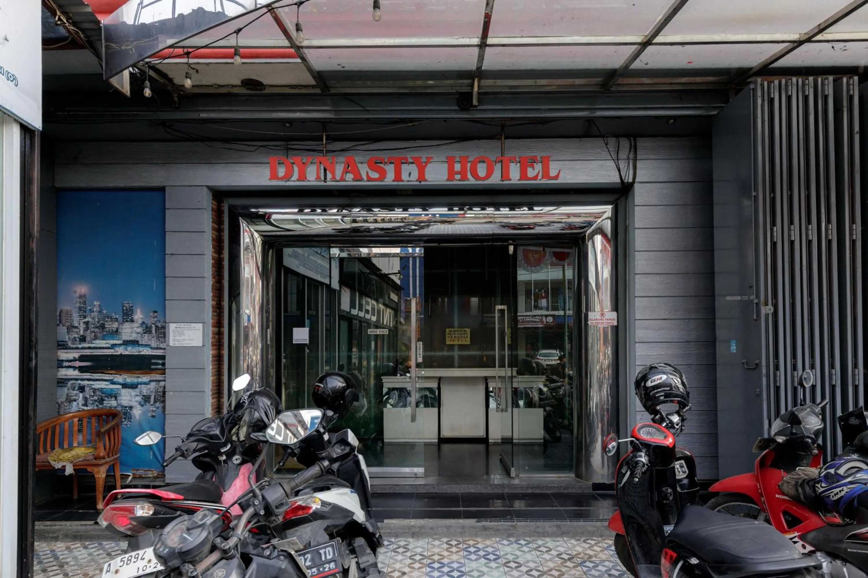 Facade/entrance in RedDoorz Plus near Simpang Tiga Tritayasa Cilegon