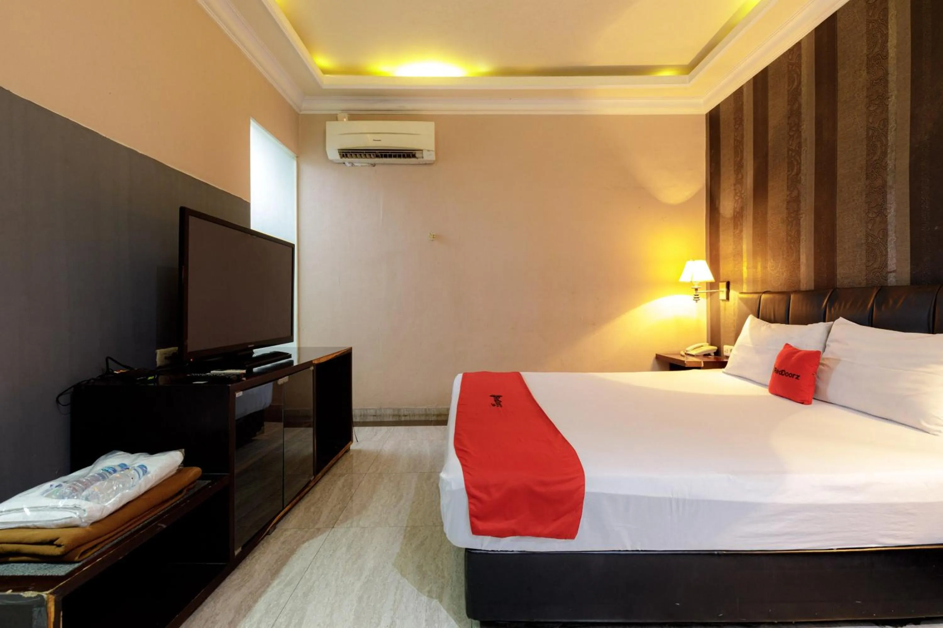 Bedroom, Bed in RedDoorz Plus near Simpang Tiga Tritayasa Cilegon