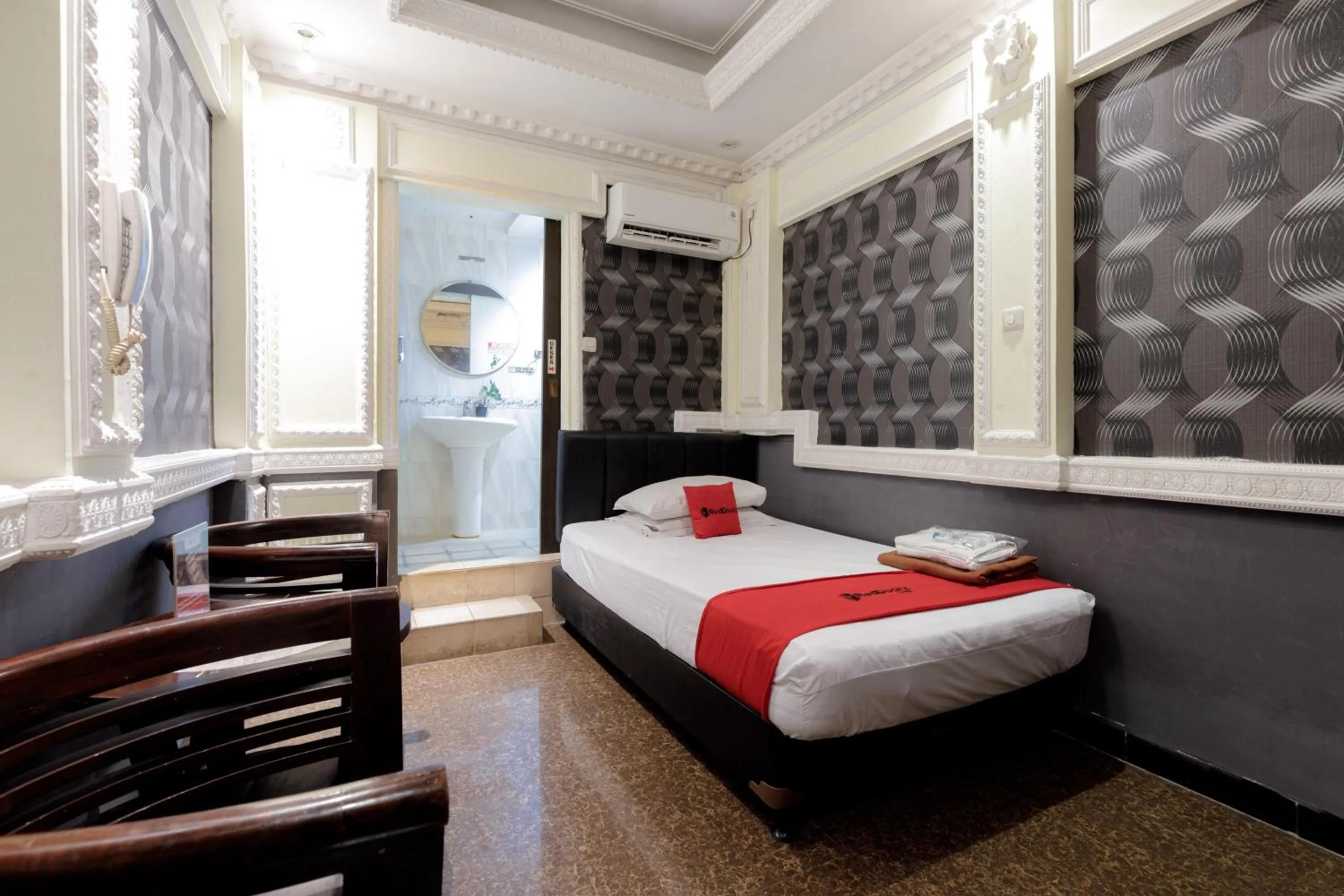 Bedroom, Bed in RedDoorz Plus near Simpang Tiga Tritayasa Cilegon