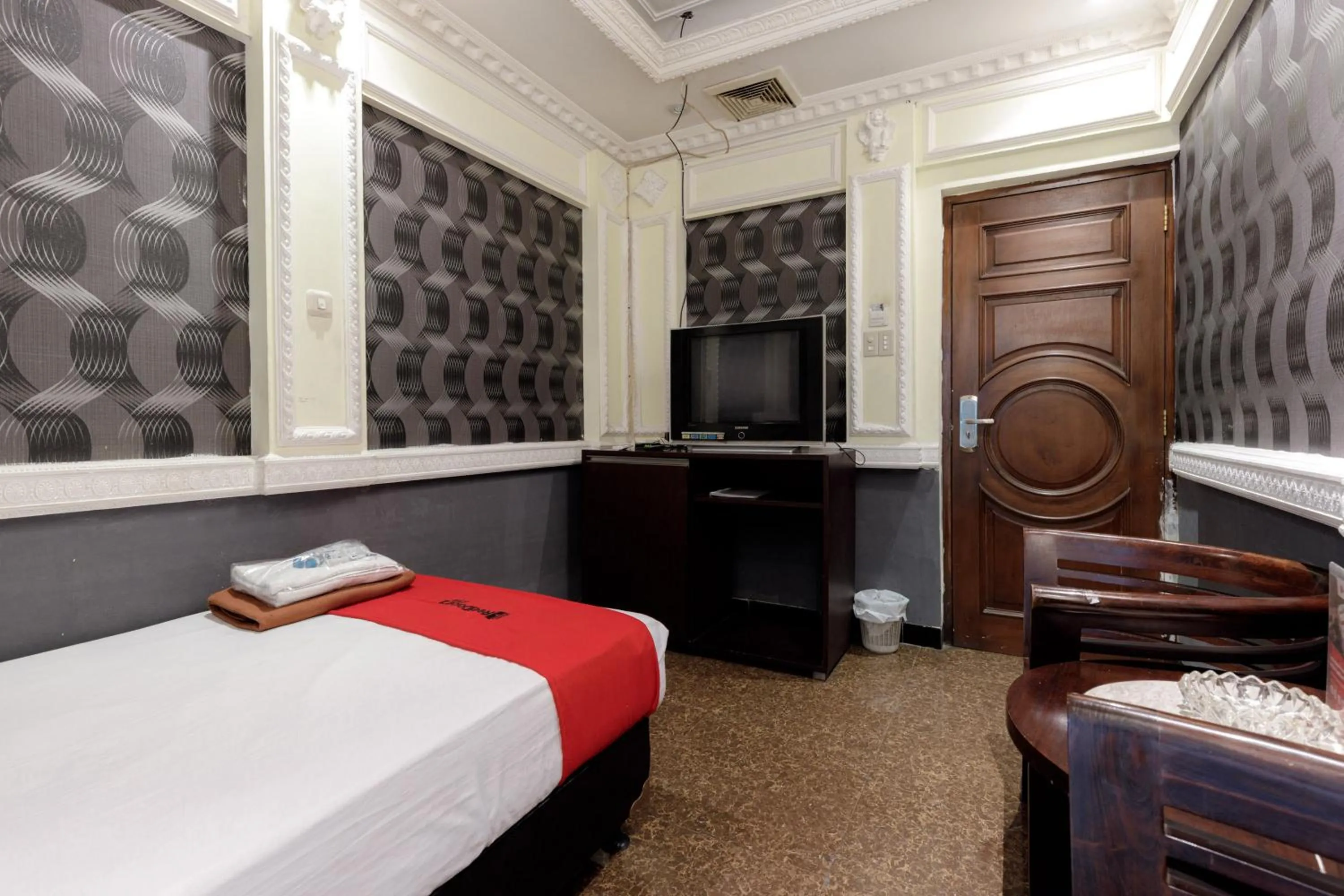 Bedroom, Bed in RedDoorz Plus near Simpang Tiga Tritayasa Cilegon