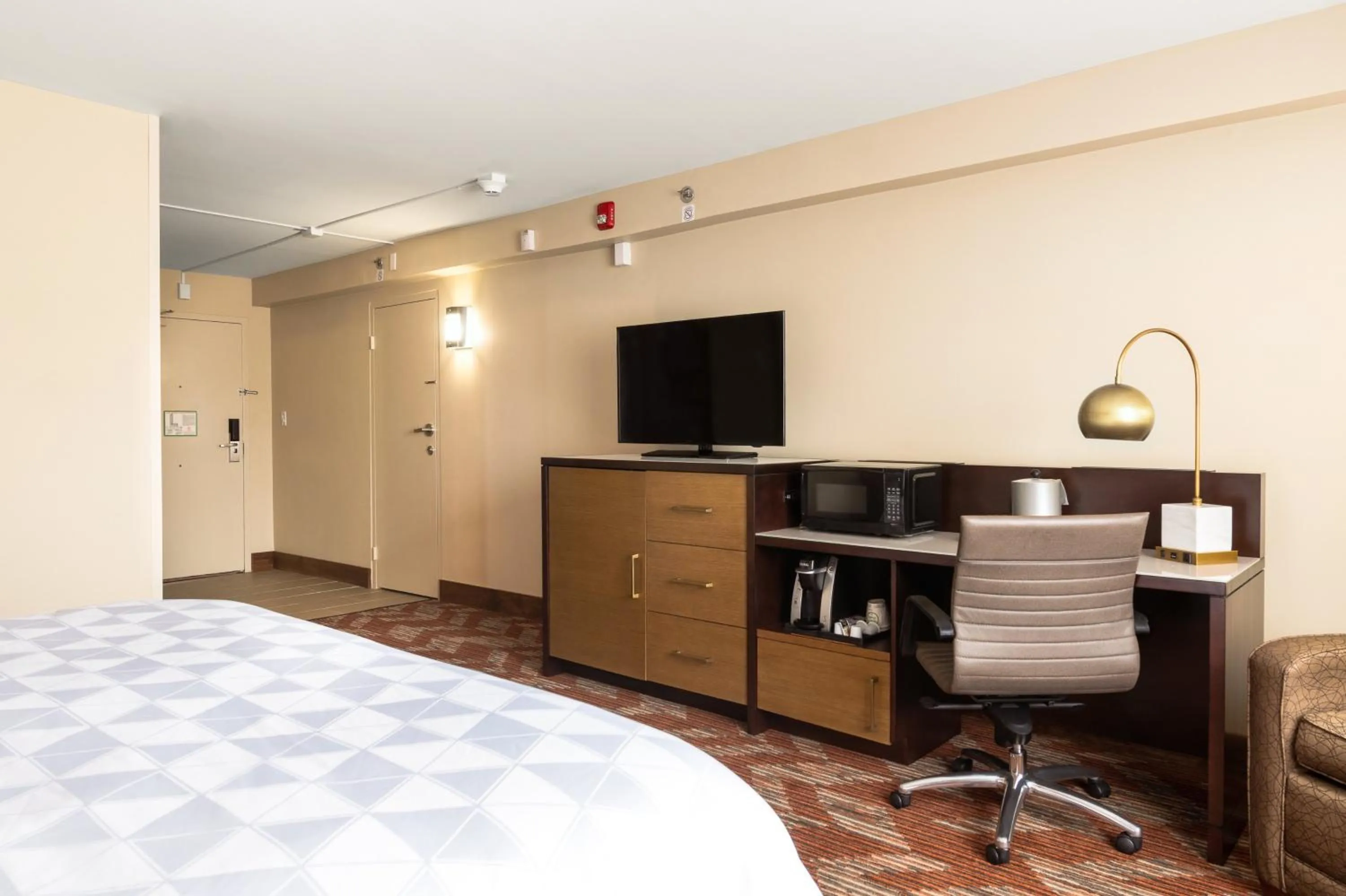 Photo of the whole room, Bed in Doubletree By Hilton Greensboro Airport
