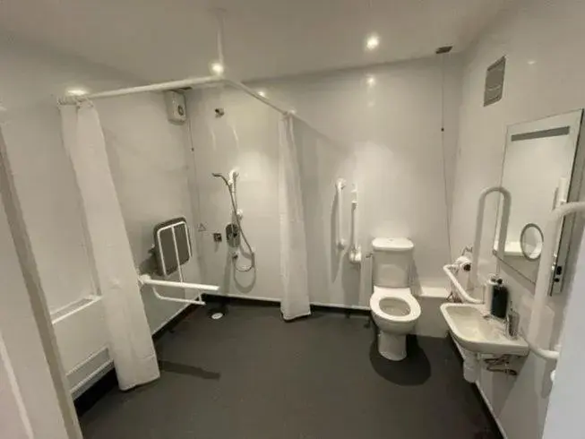 Double or Twin Room - Disability Access in Loch Lomond Hotel Double or Twin Room - Disability Access in Loch Lomond Hotel