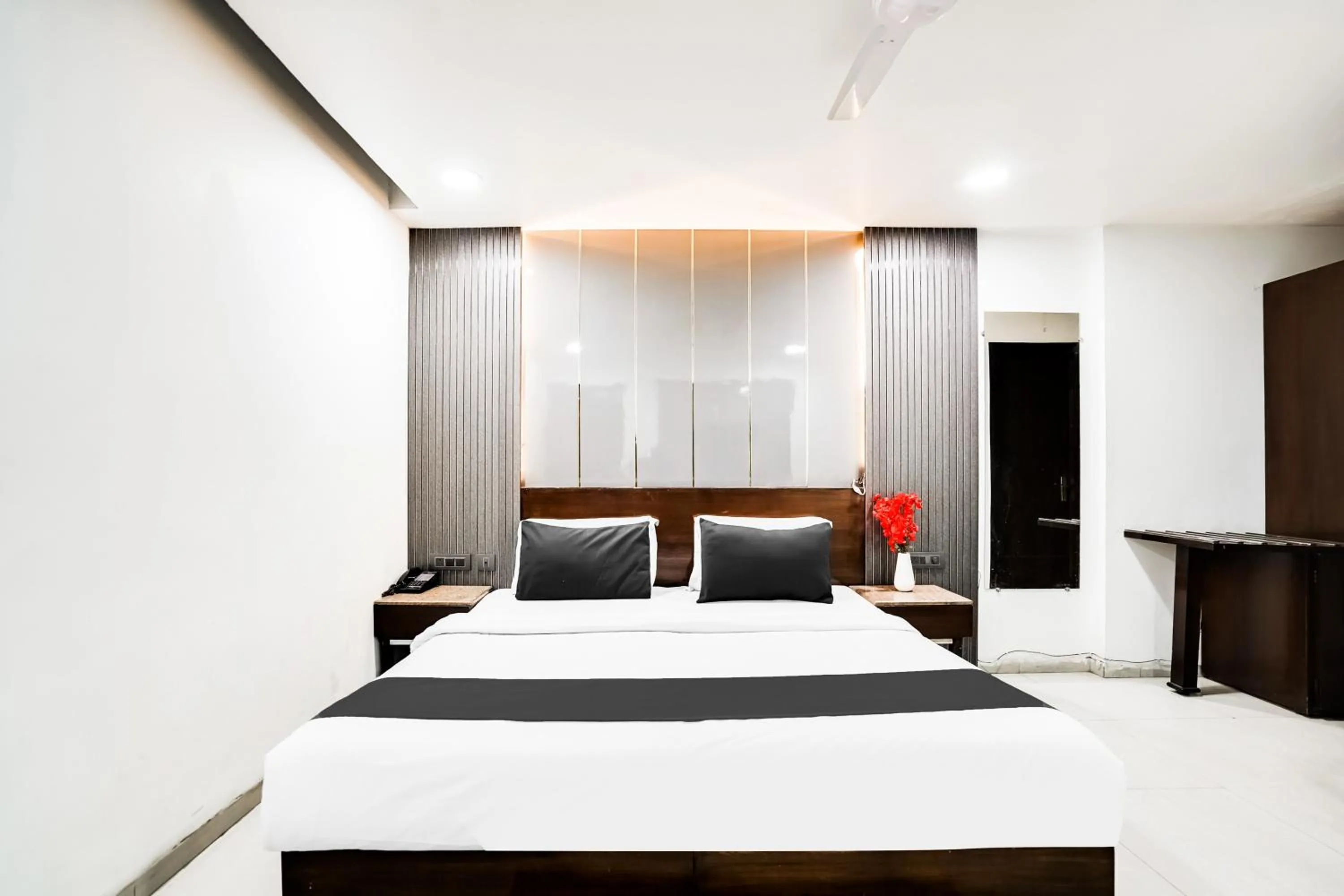 Bedroom, Bed in Hotel O Grand Peepal