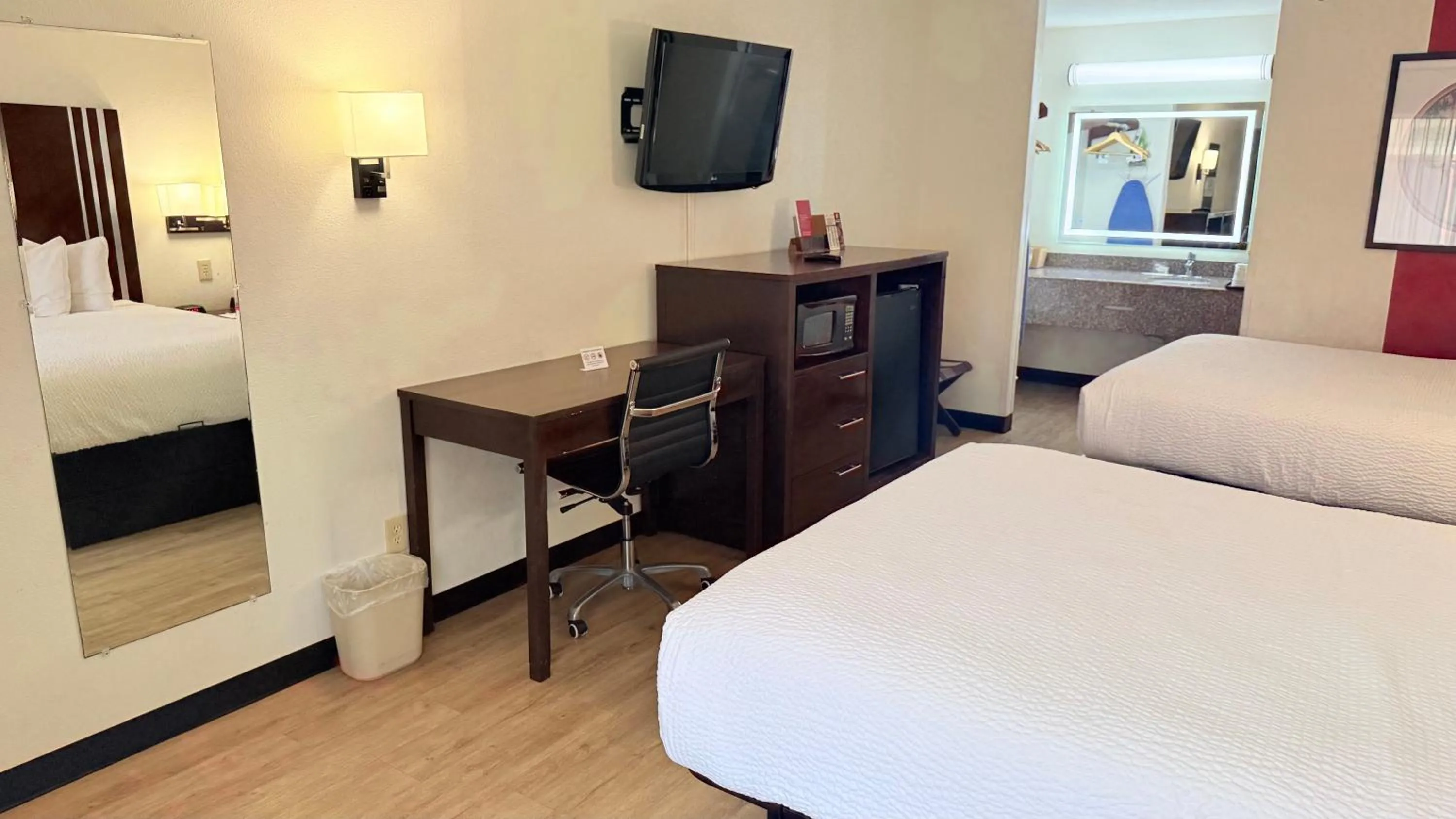 TV and multimedia, Bed in Ramada by Wyndham San Antonio Near SeaWorld - Lackland AFB