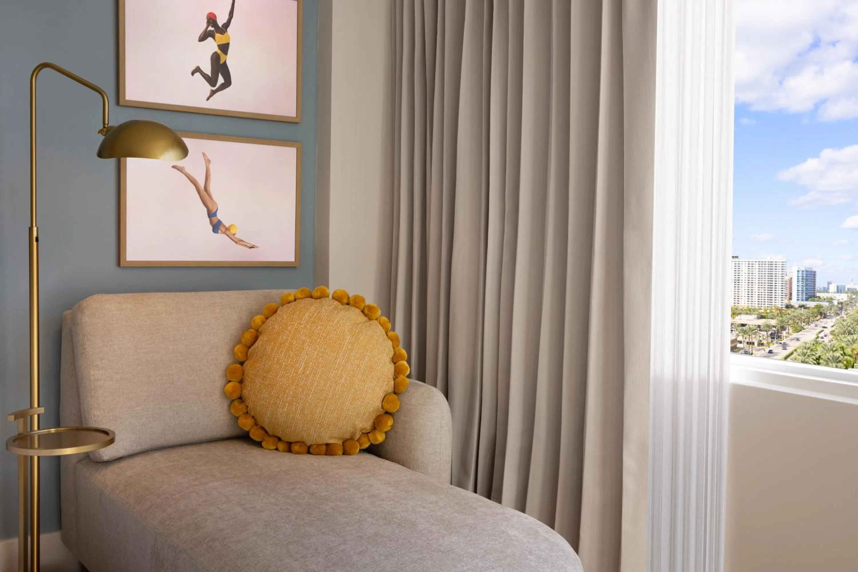 Seating area, Bed in The Sunny