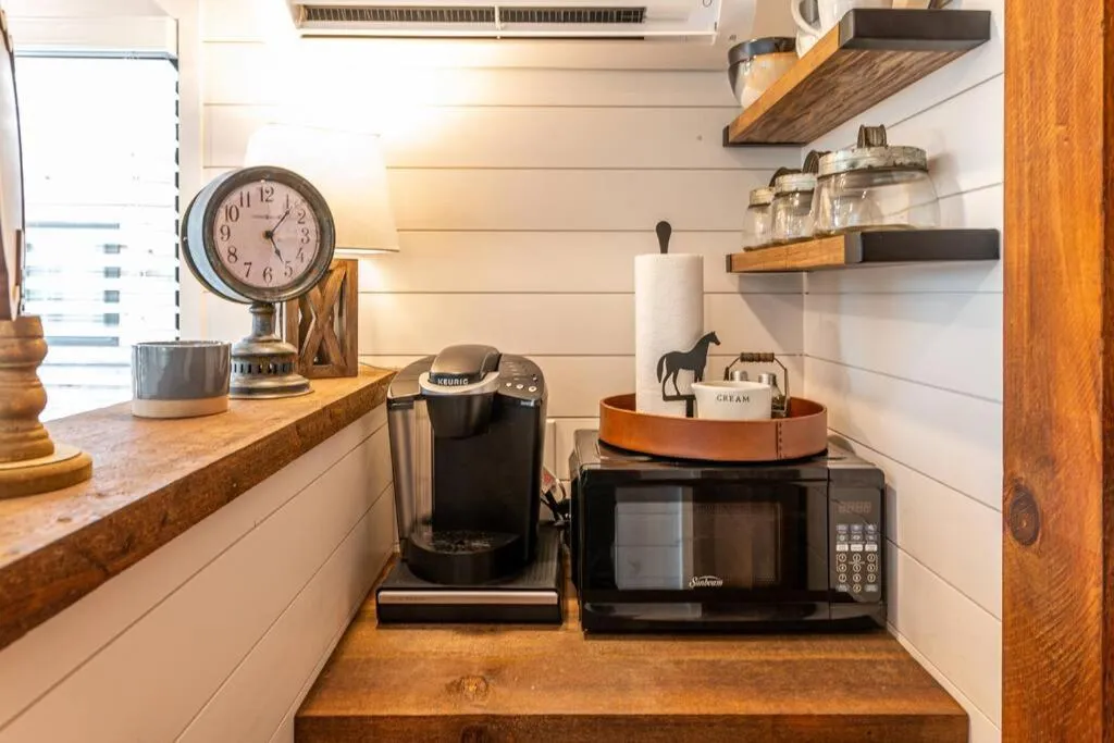 The Stable Tiny Container Home-12 min to Magnolia