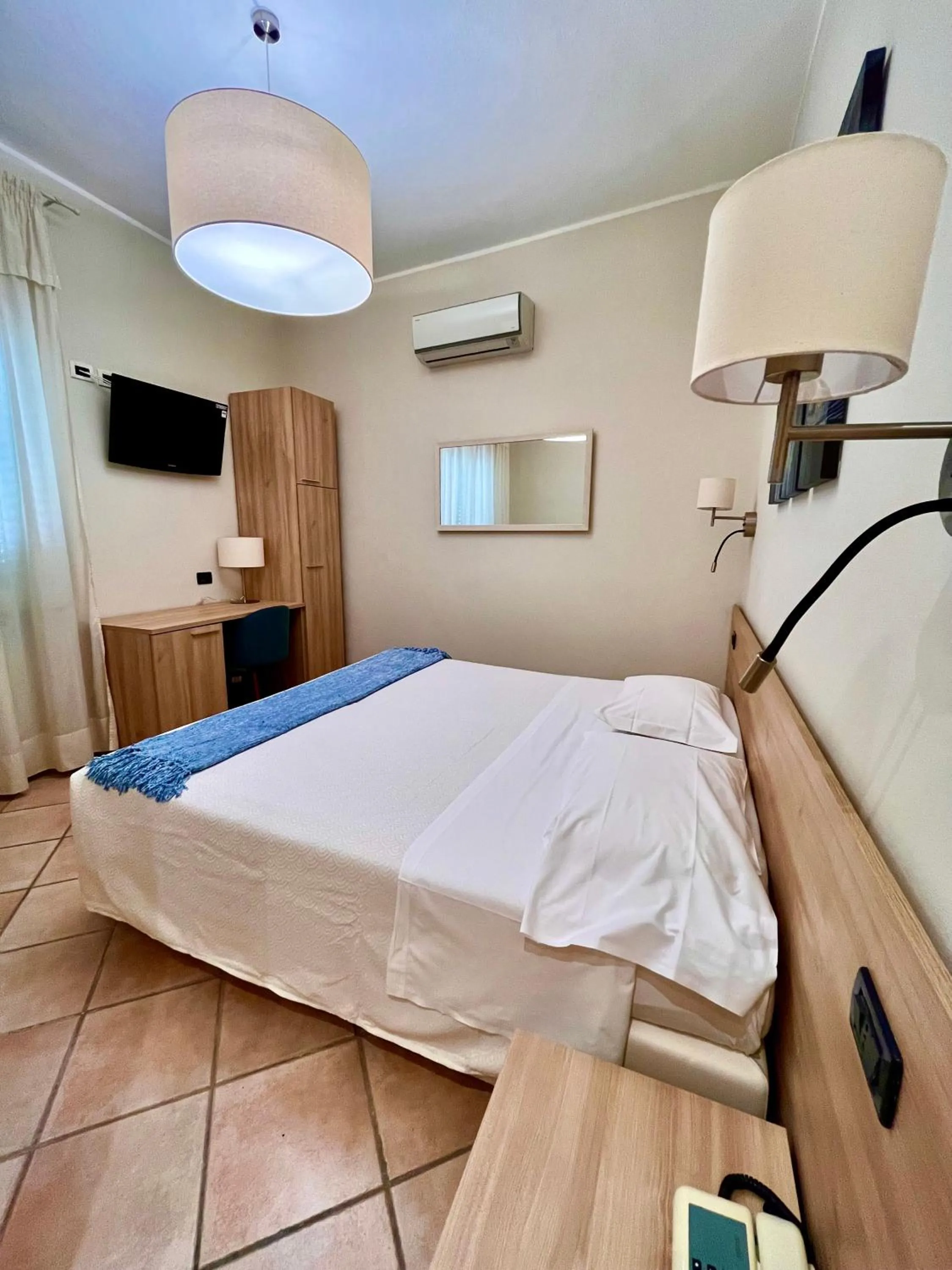 air conditioner, Bed in Albergo Africa