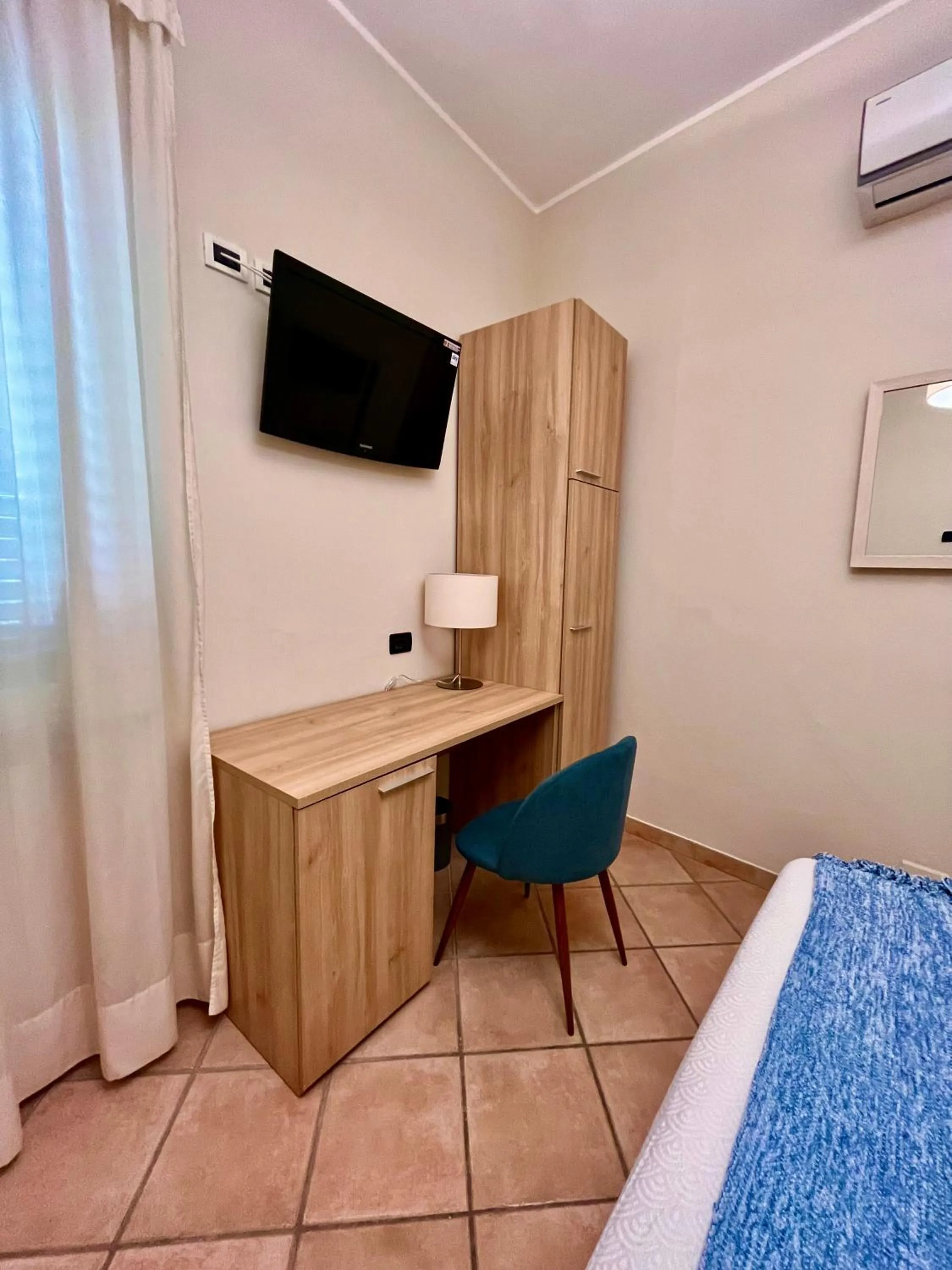 wardrobe, Bed in Albergo Africa