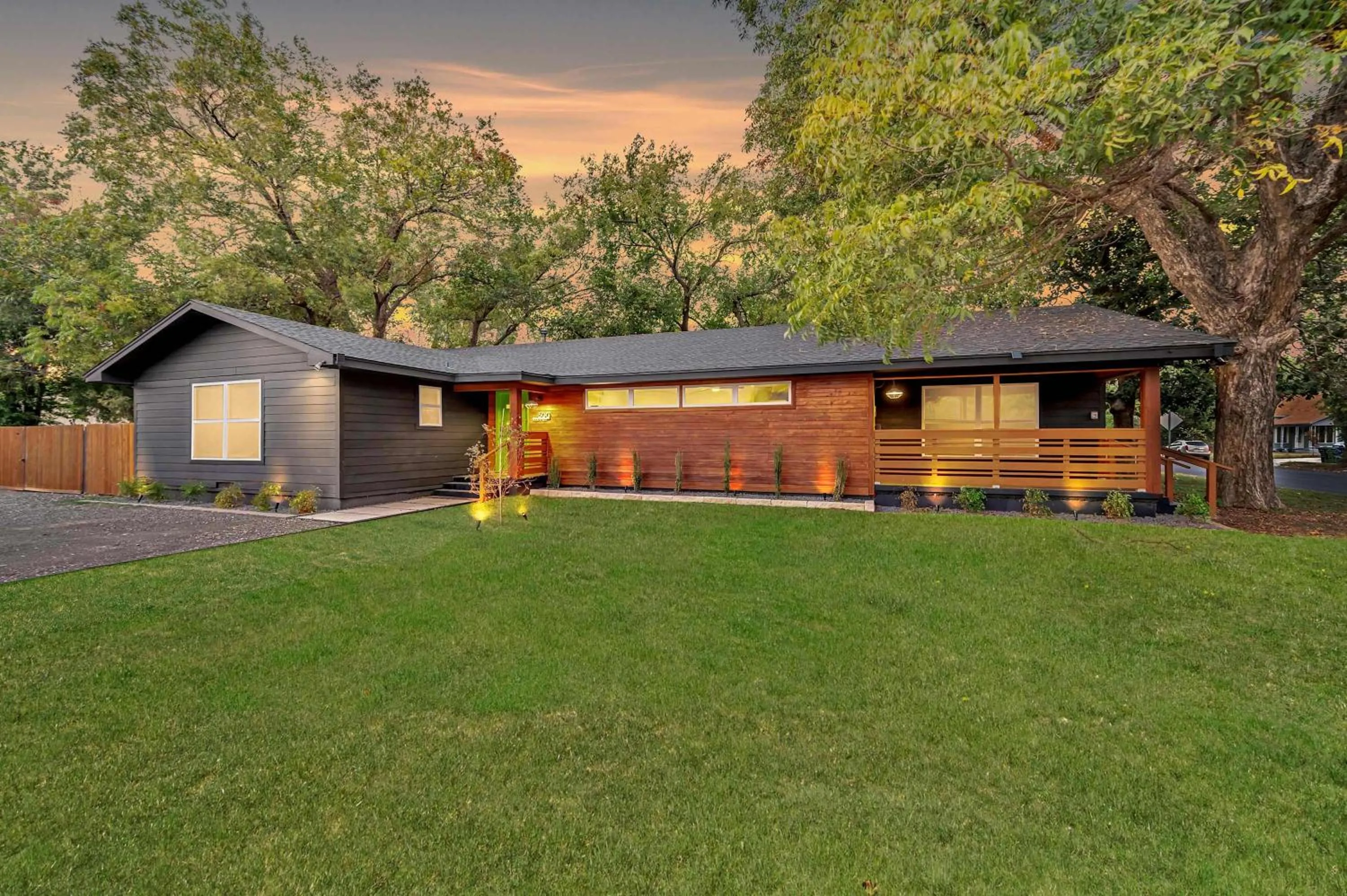 New-The Mod Poppy Large home 10 minutes from it all