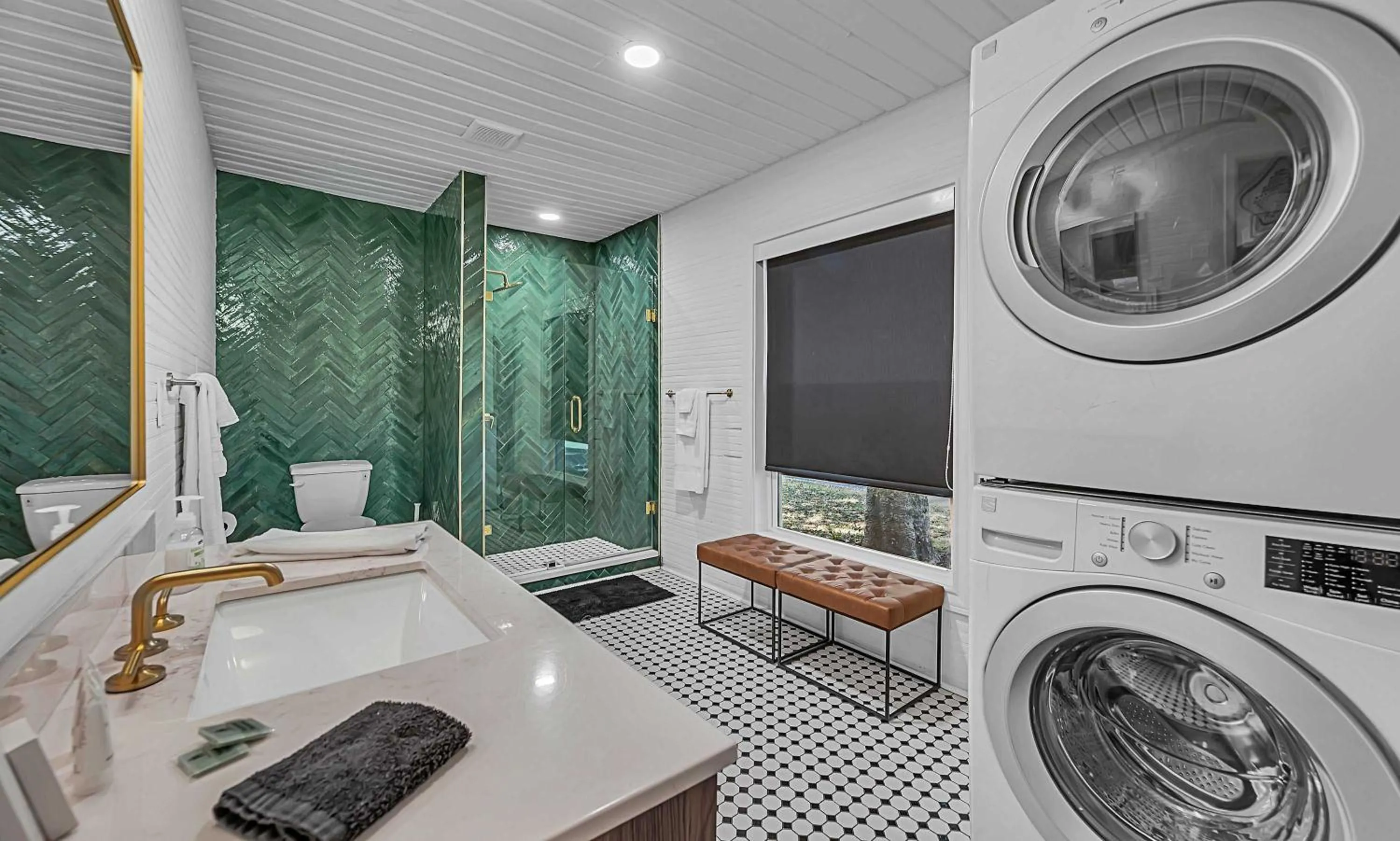 New-The Mod Poppy Large home 10 minutes from it all