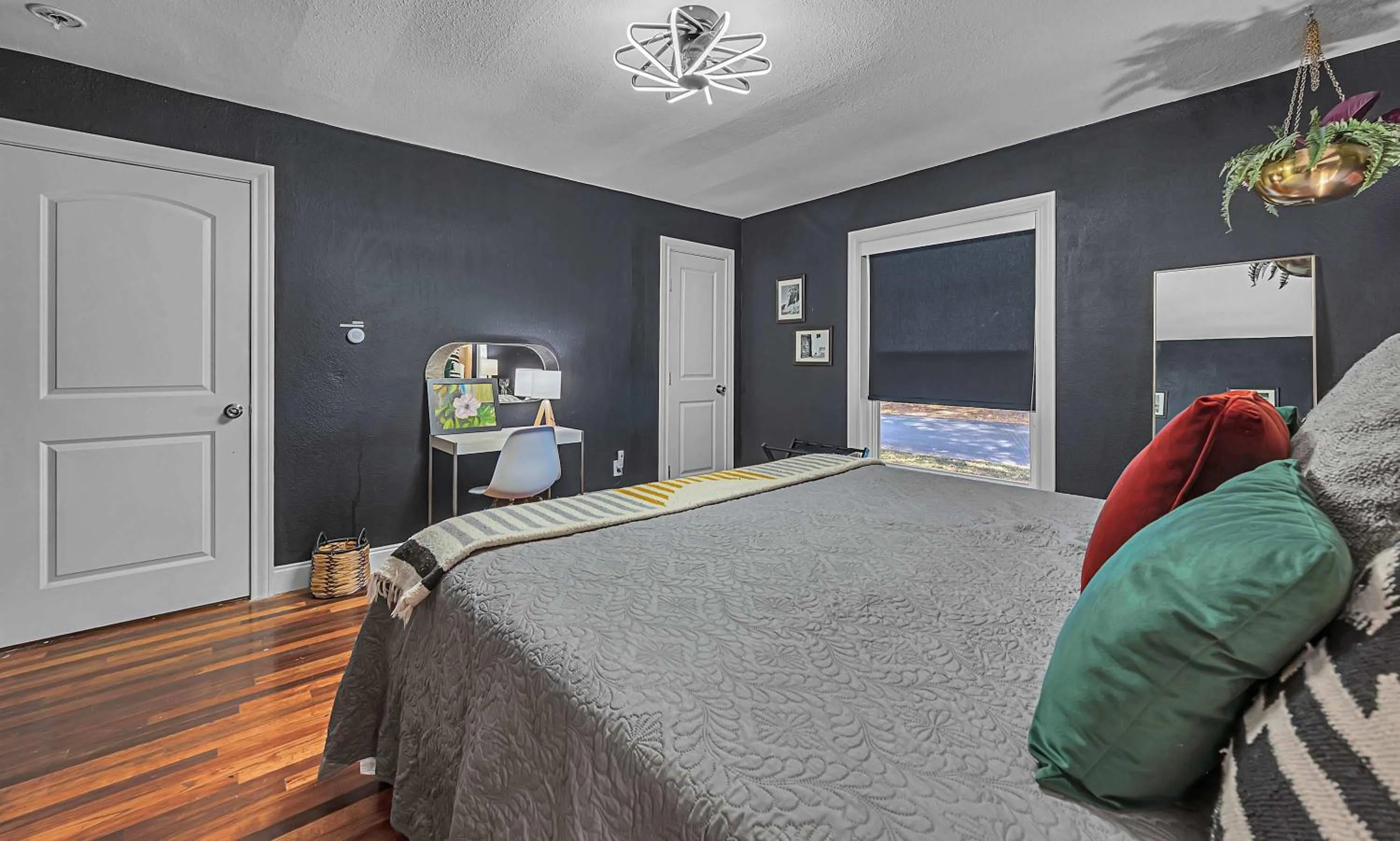 Bed in New-The Mod Poppy Large home 10 minutes from it all