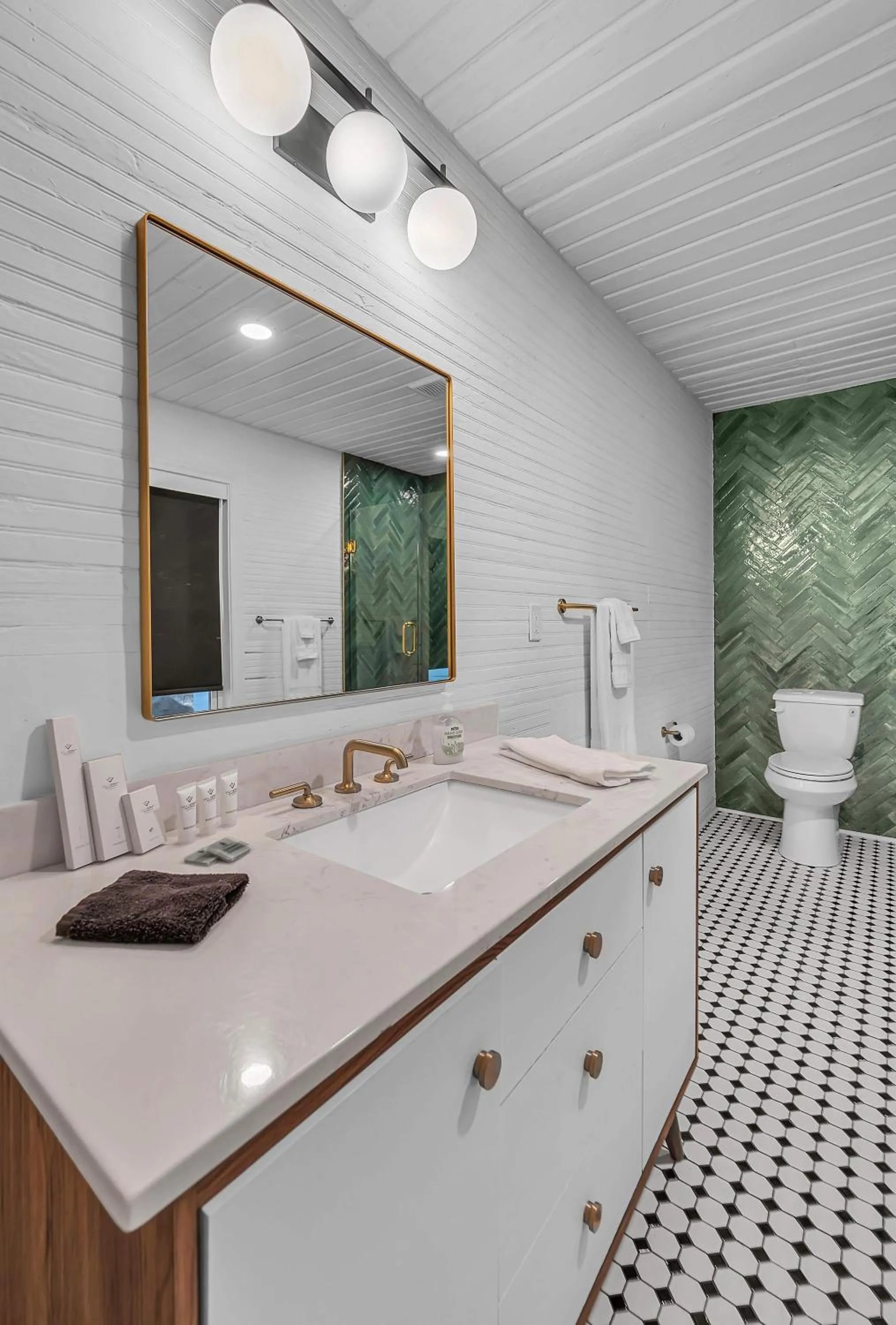 New-The Mod Poppy Large home 10 minutes from it all