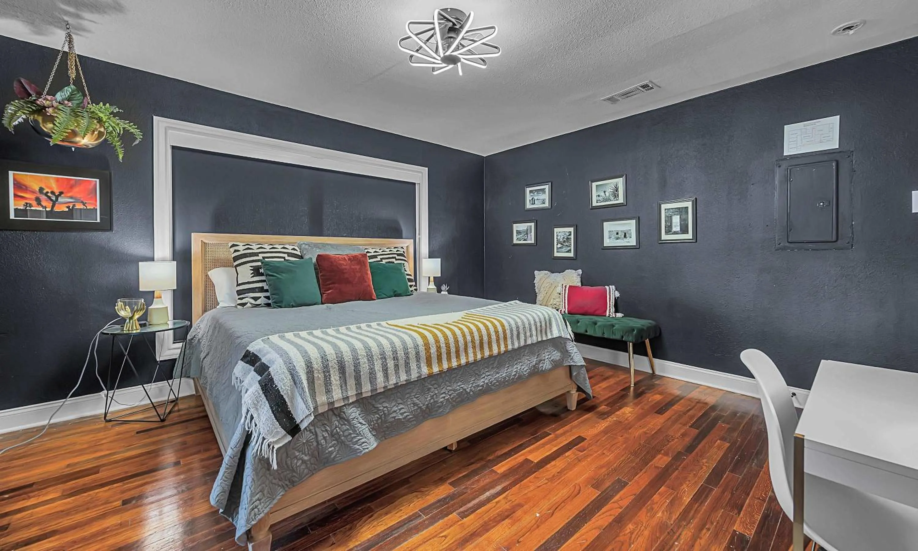 Bed in New-The Mod Poppy Large home 10 minutes from it all