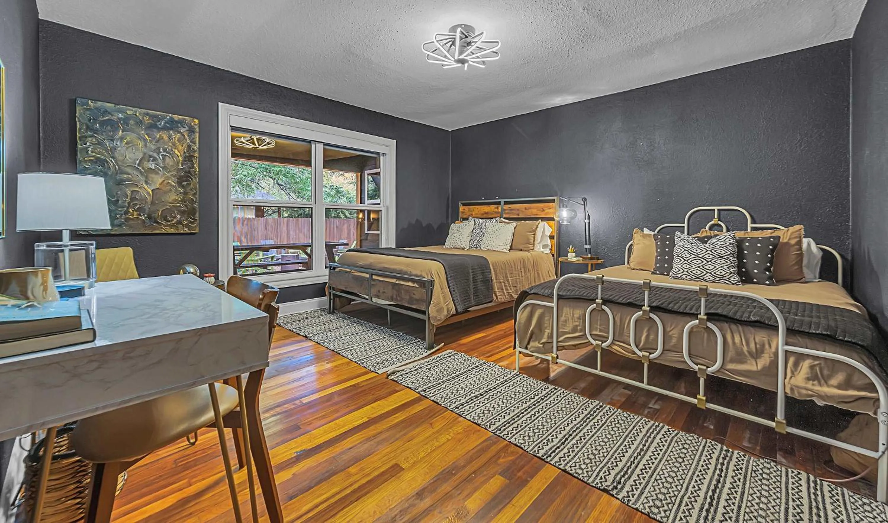 Bed in New-The Mod Poppy Large home 10 minutes from it all