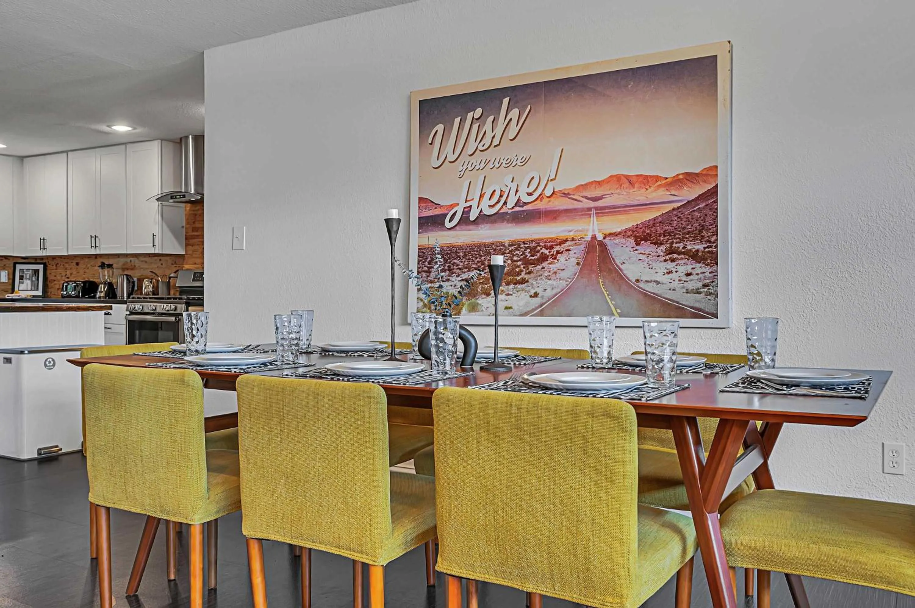 New-The Mod Poppy Large home 10 minutes from it all