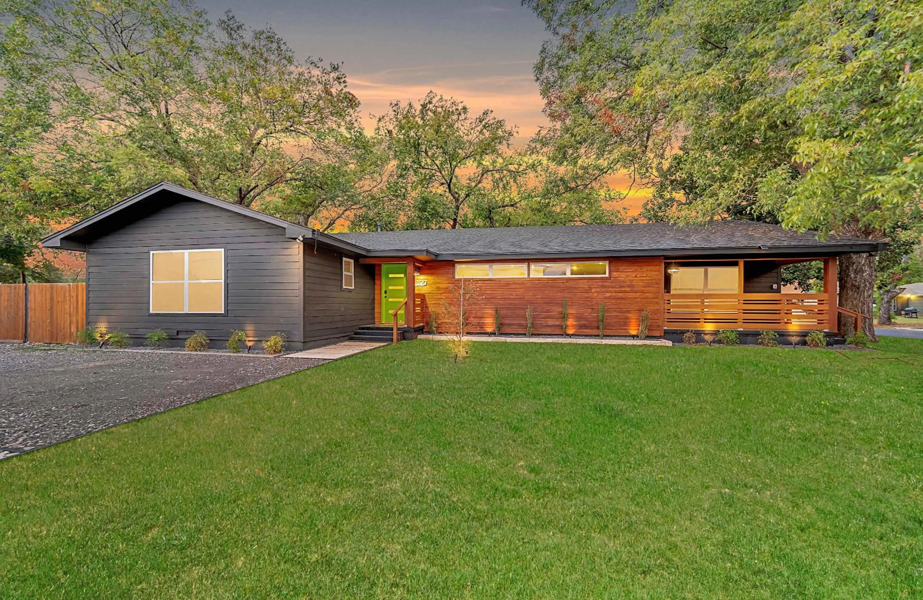 New-The Mod Poppy Large home 10 minutes from it all