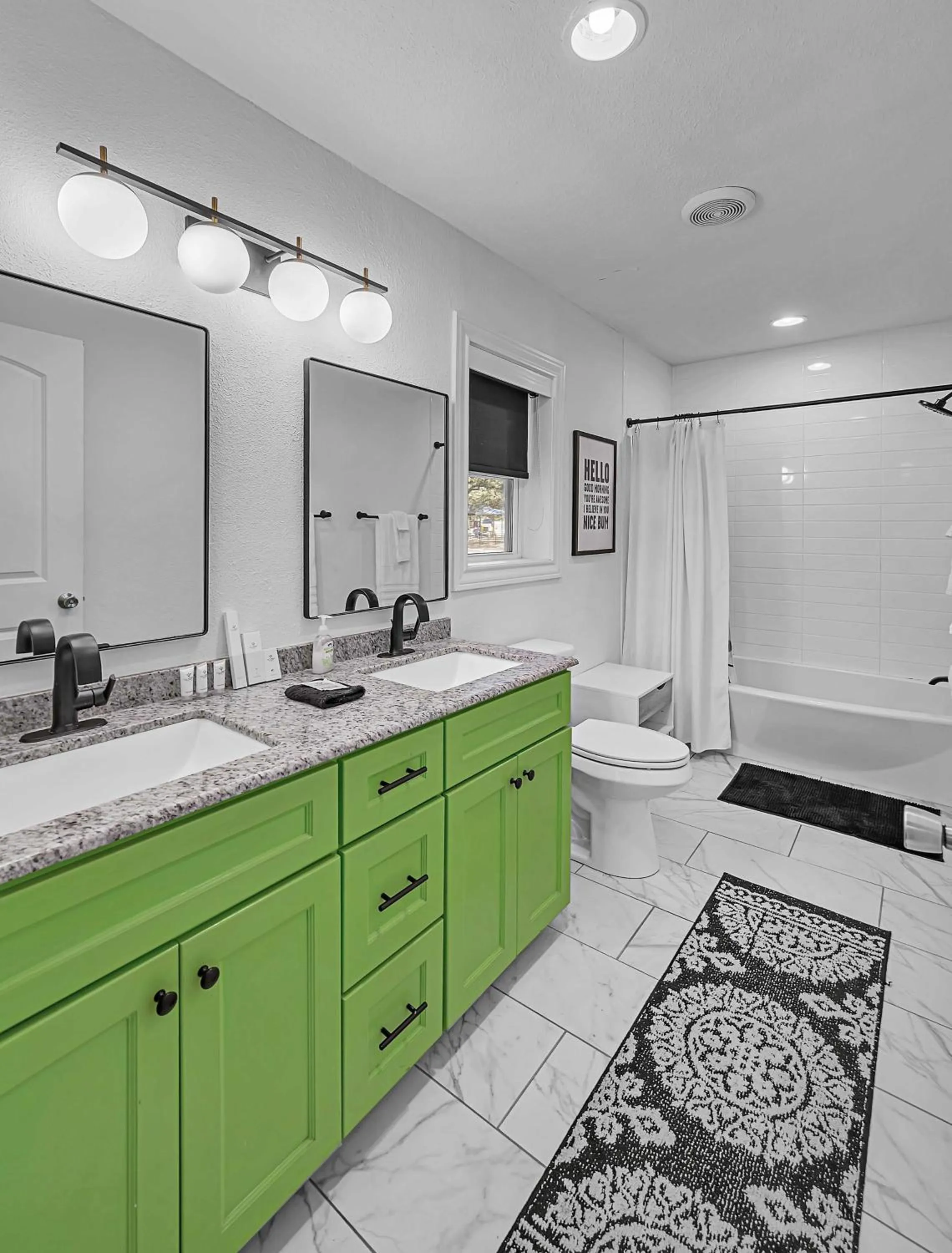 New-The Mod Poppy Large home 10 minutes from it all