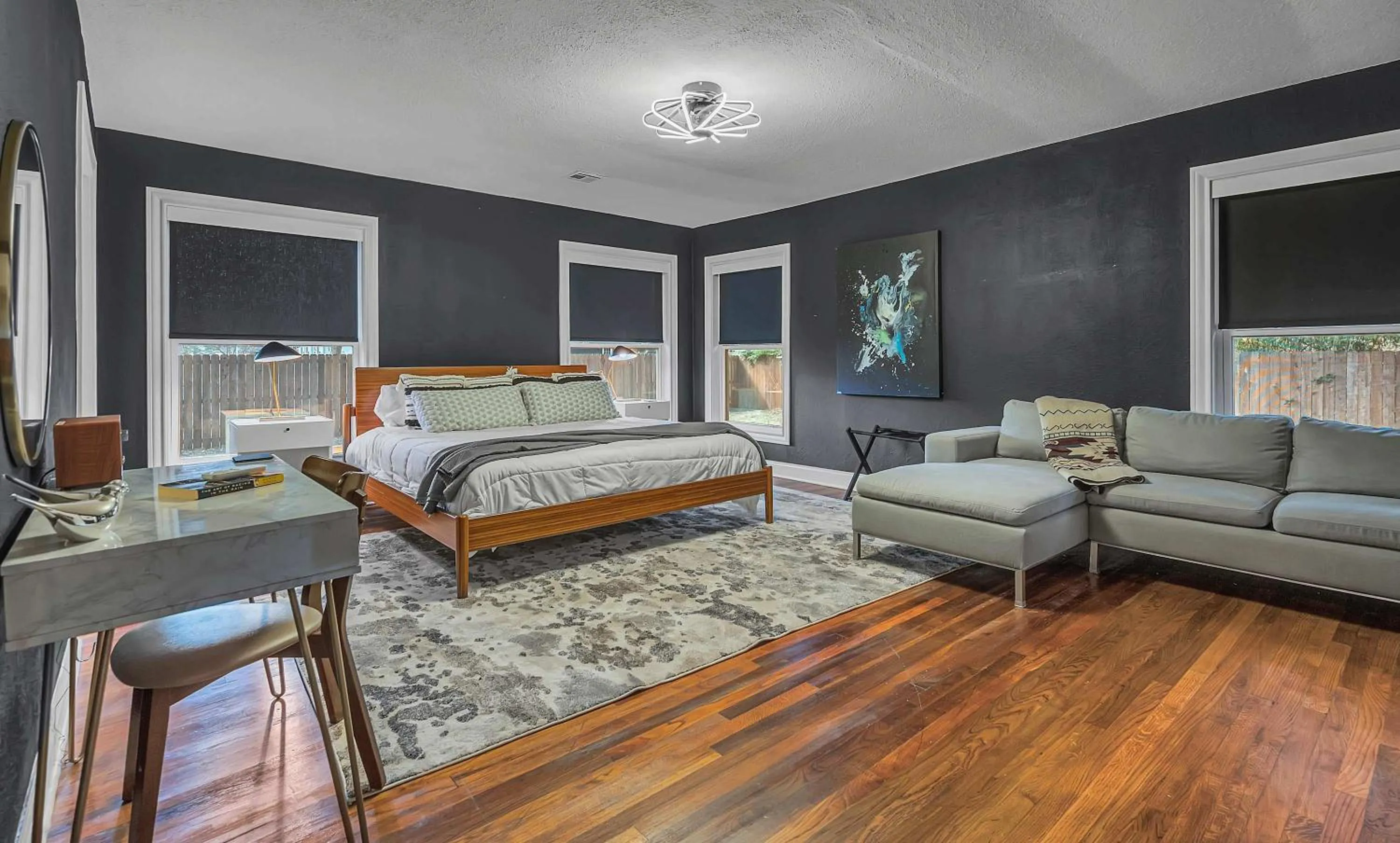 Bed in New-The Mod Poppy Large home 10 minutes from it all