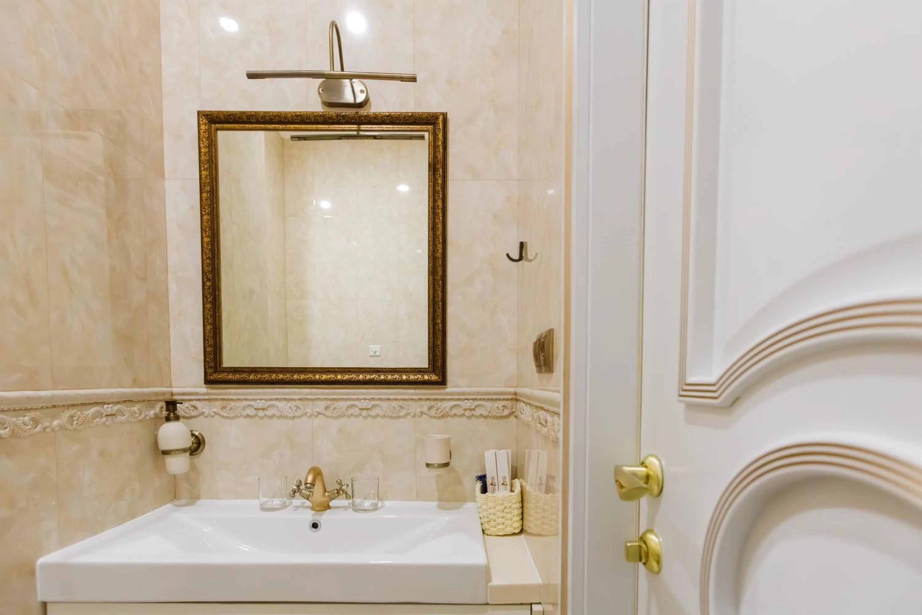 Boutique Spa Casino Hotel Lybid Plaza