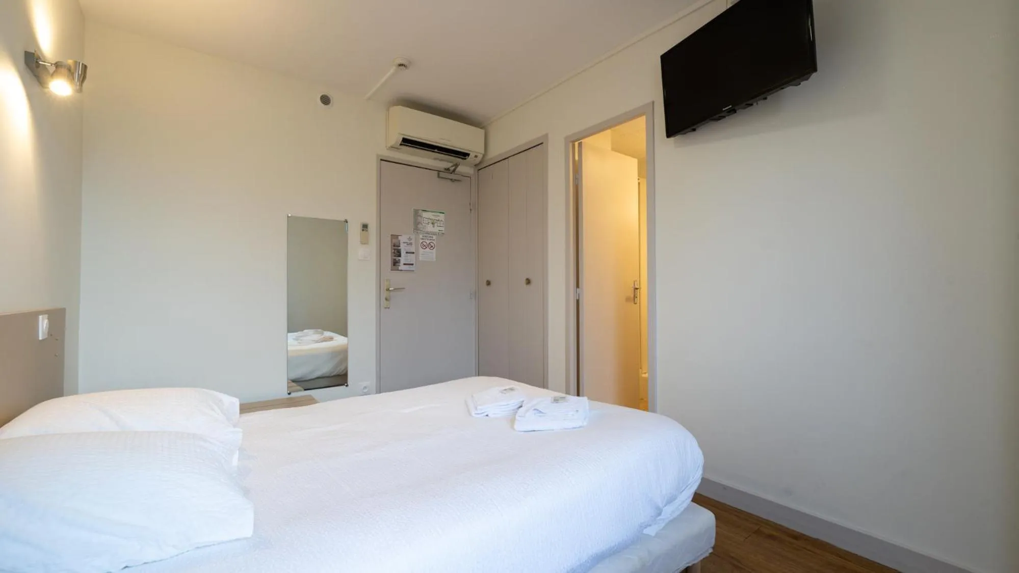 Photo of the whole room, Bed in Hôtel Des Docks