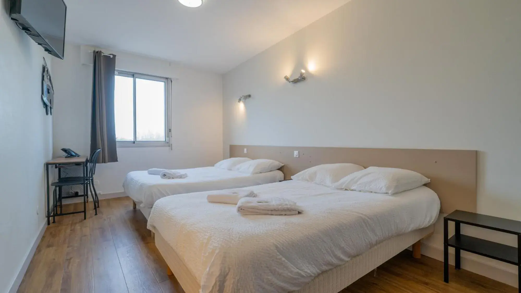 Quadruple Room in Hôtel Des Docks Quadruple Room in Hôtel Des Docks