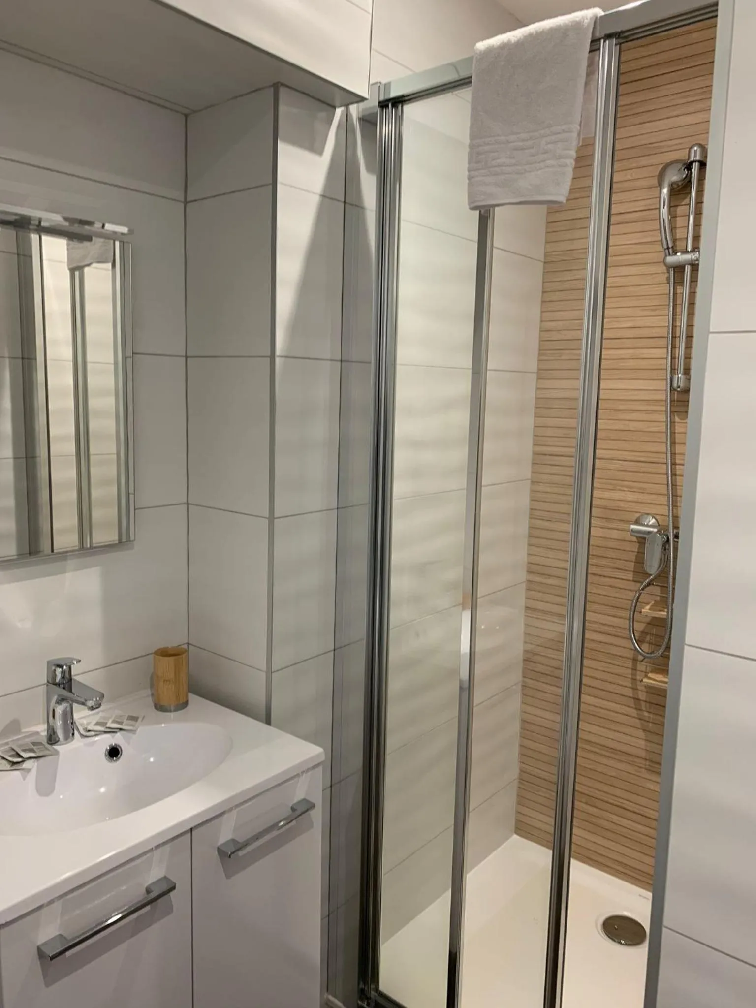 Shower in Hôtel Des Docks