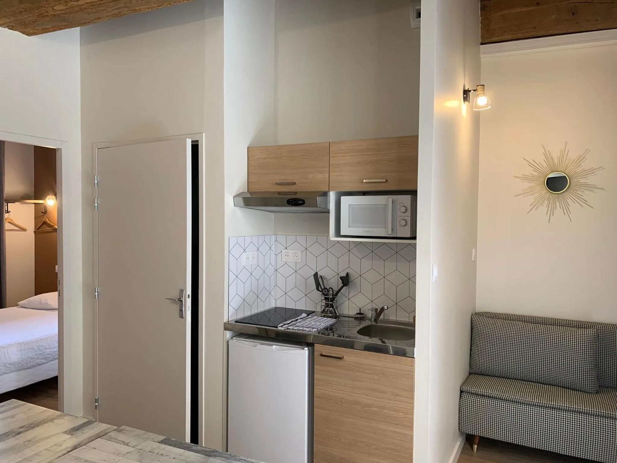 Kitchen or kitchenette, Bed in Hôtel Des Docks