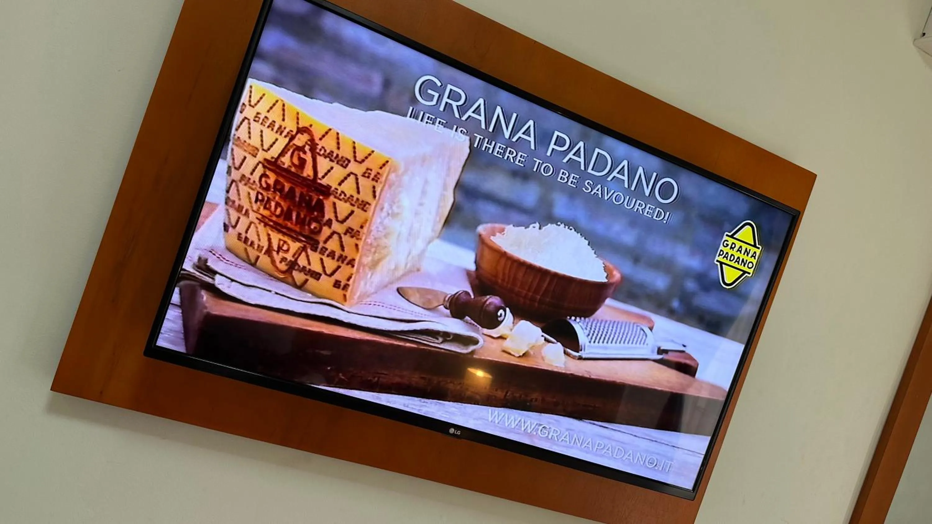 TV and multimedia in Hotel Vallée Des Princes