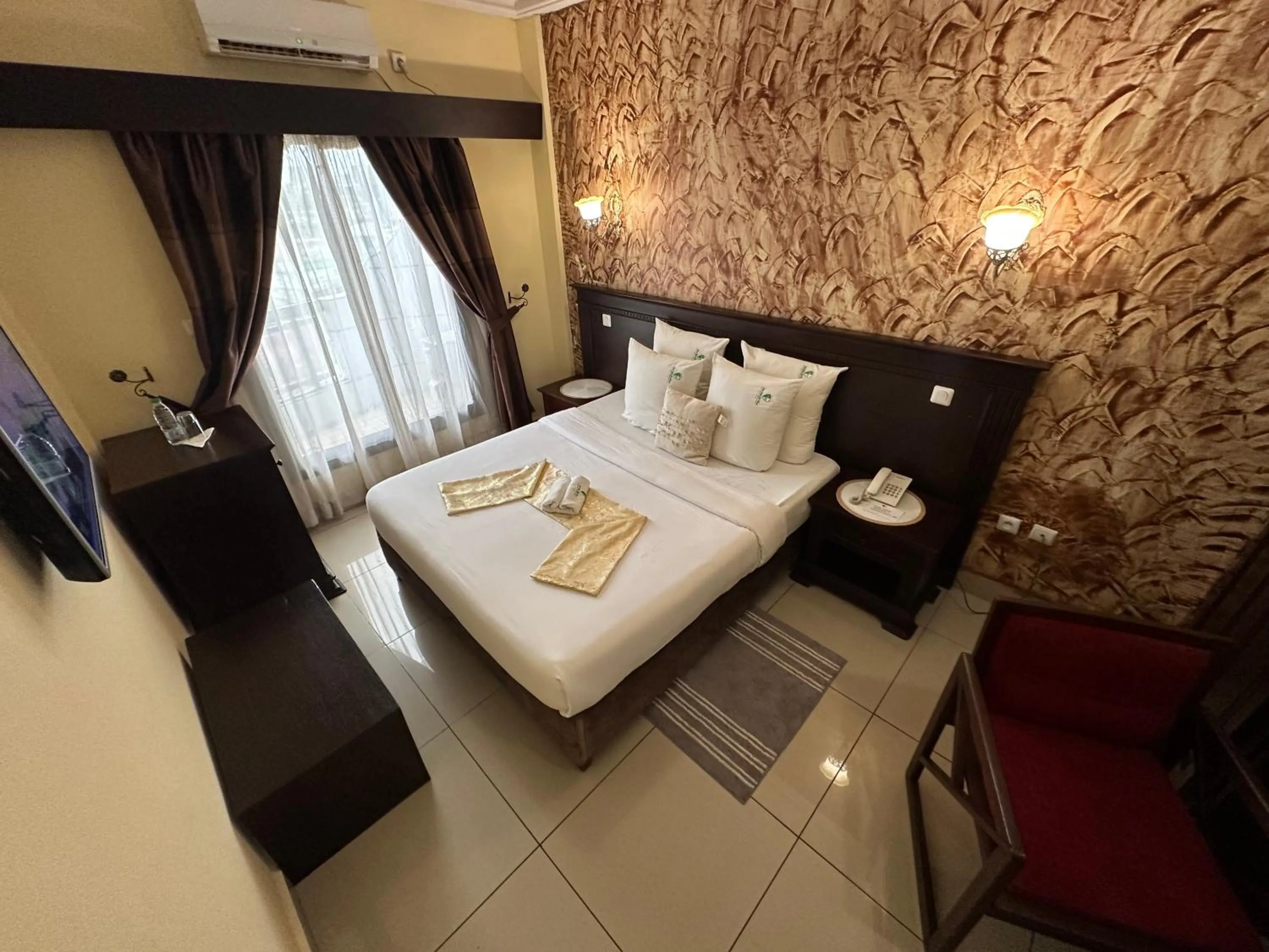 Photo of the whole room, Bed in Hotel Vallée Des Princes