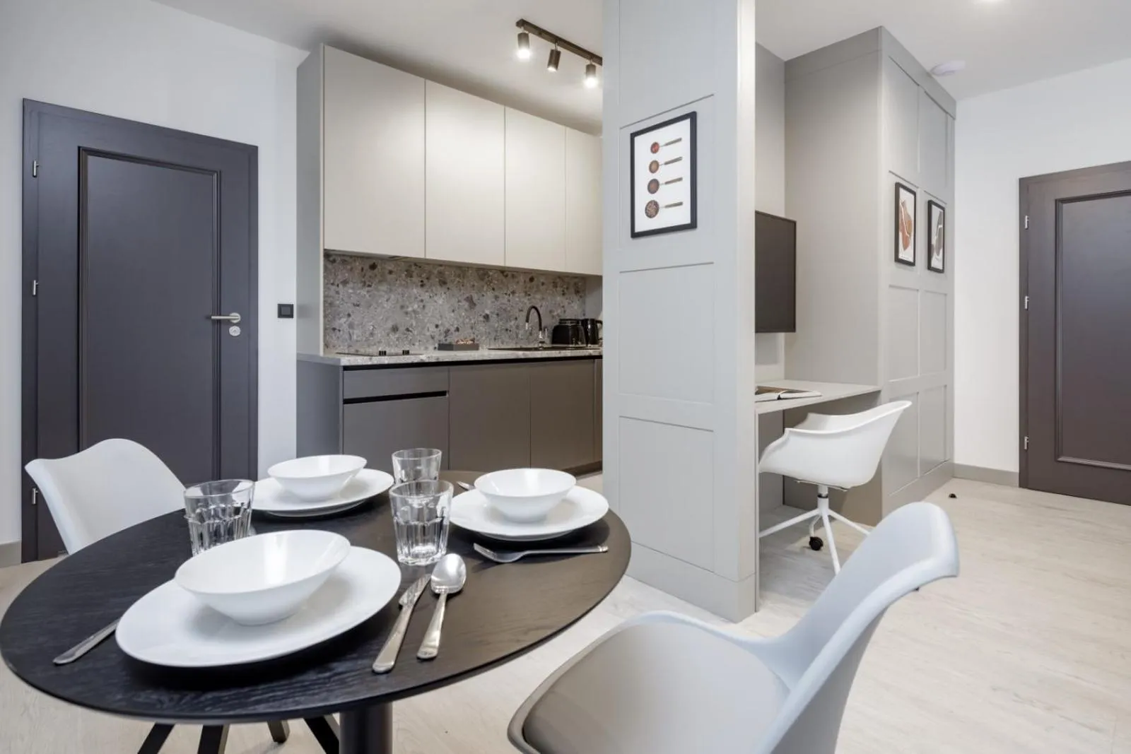 Dining area in Apartamenty L11, Limanowskiego